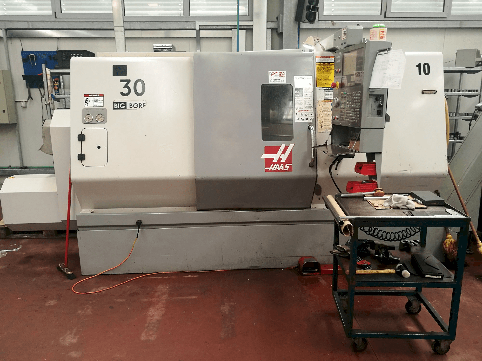 A HAAS SL-30THBE gép elölnézete