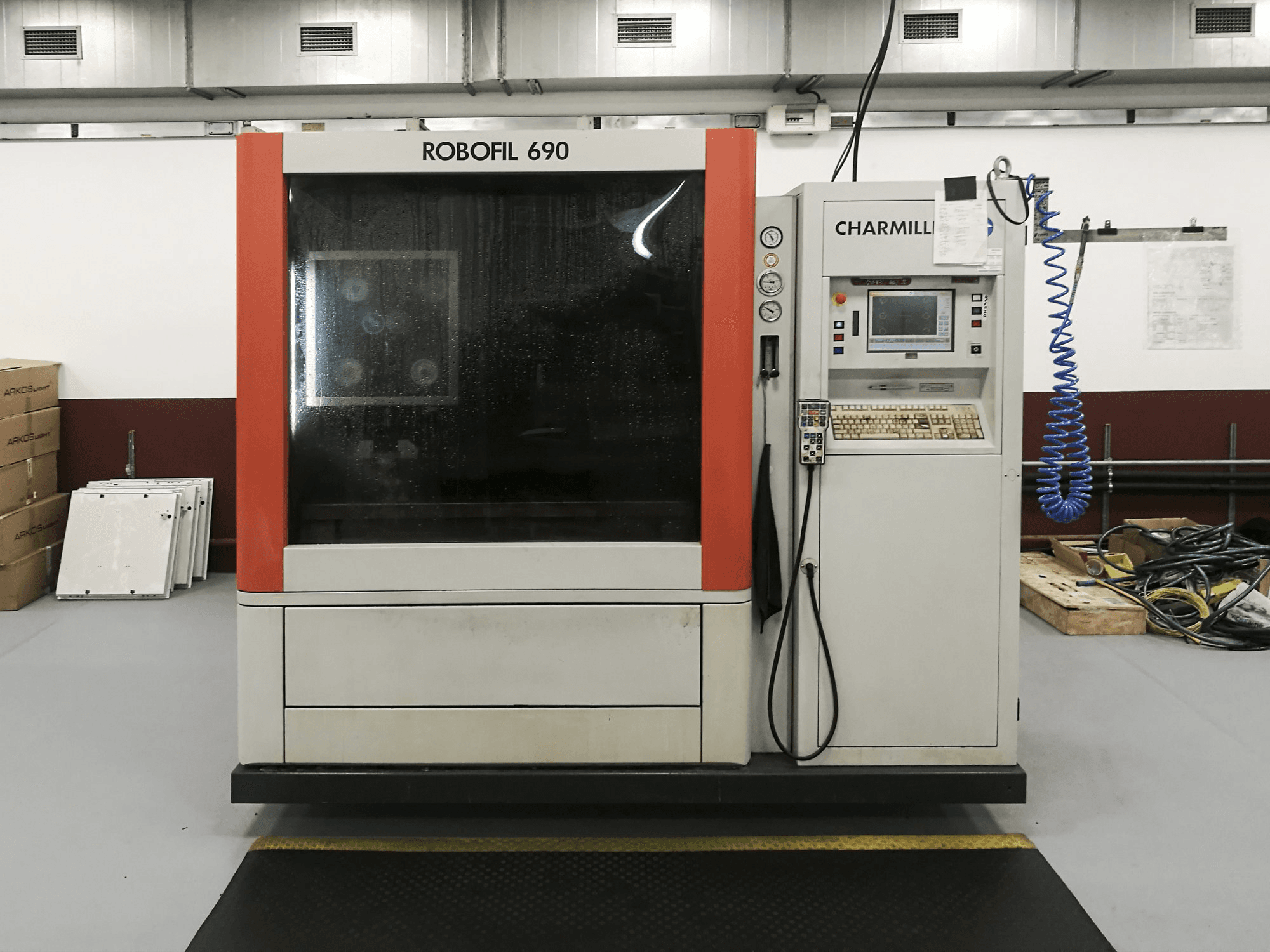 A CHARMILLES ROBOFIL 690 gép elölnézete