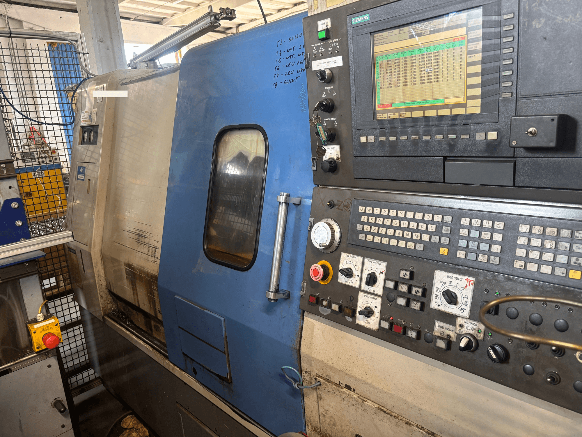 Hyundai HIT-200C vízszintes eszterga, elölnézet, Siemens vezérlőpanellel és kezelőgombokkal.