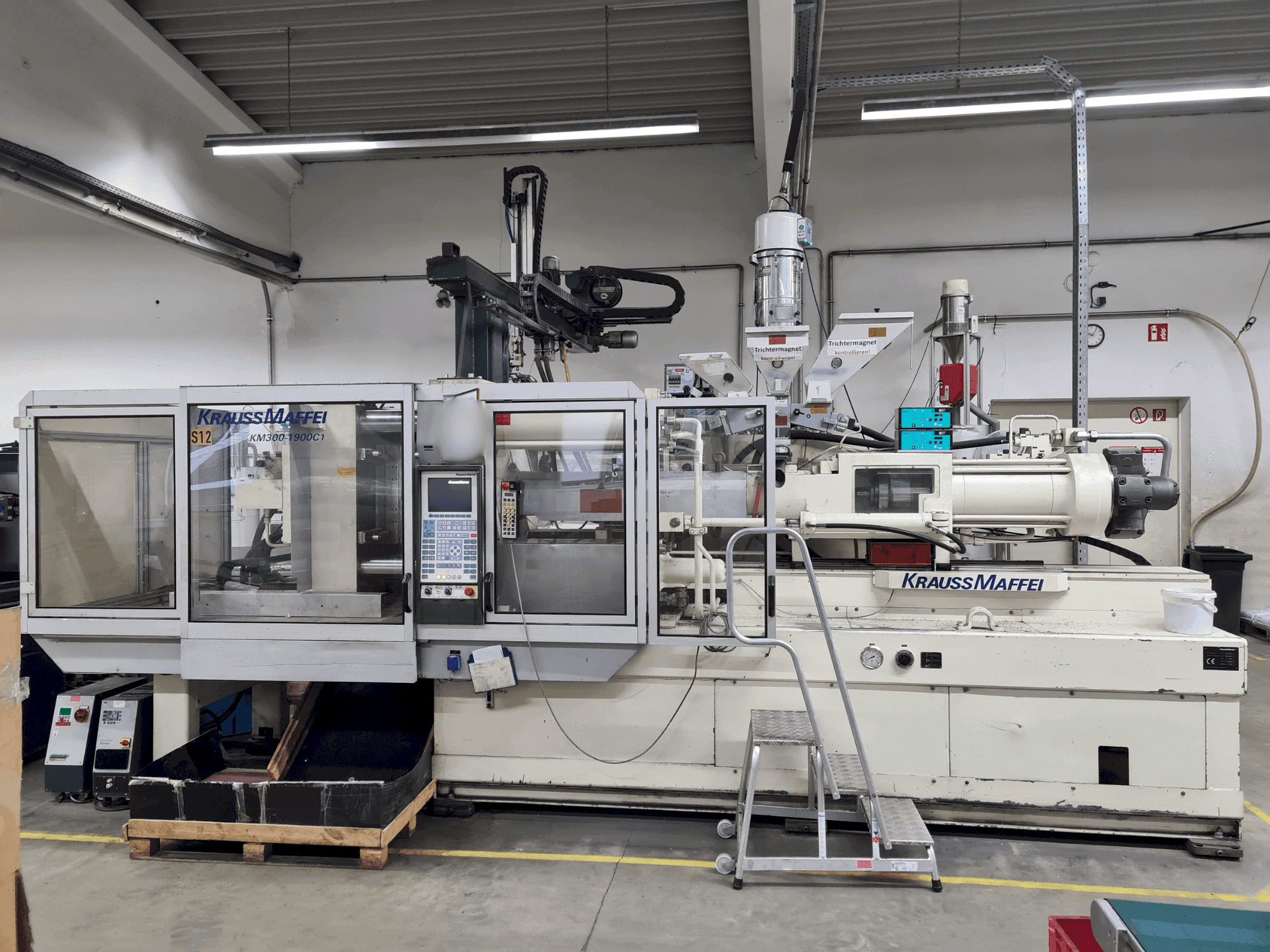 A Krauss Maffei 300-1900 C1 gép elölnézete