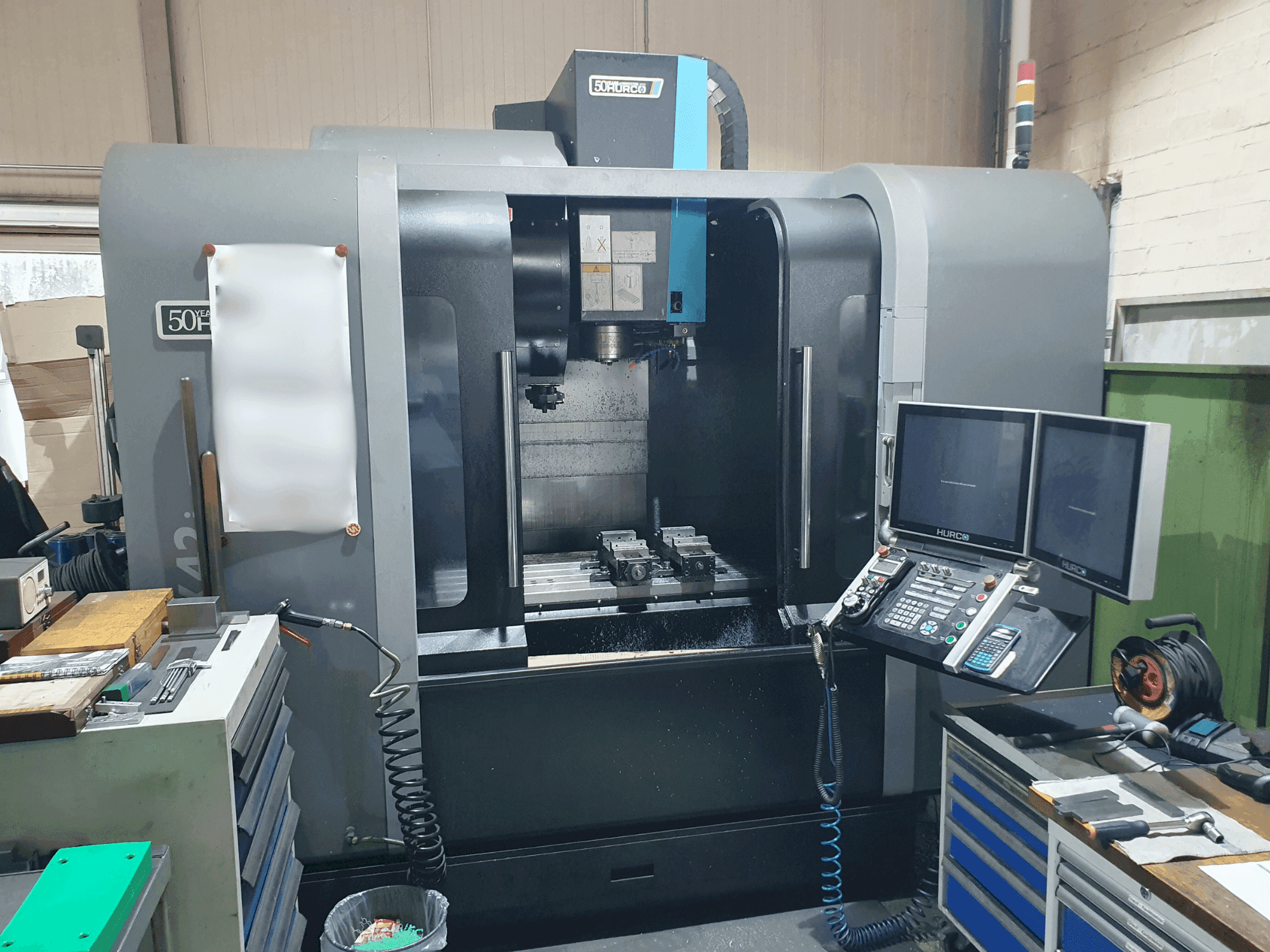 A Hurco VMX42i gép elölnézete