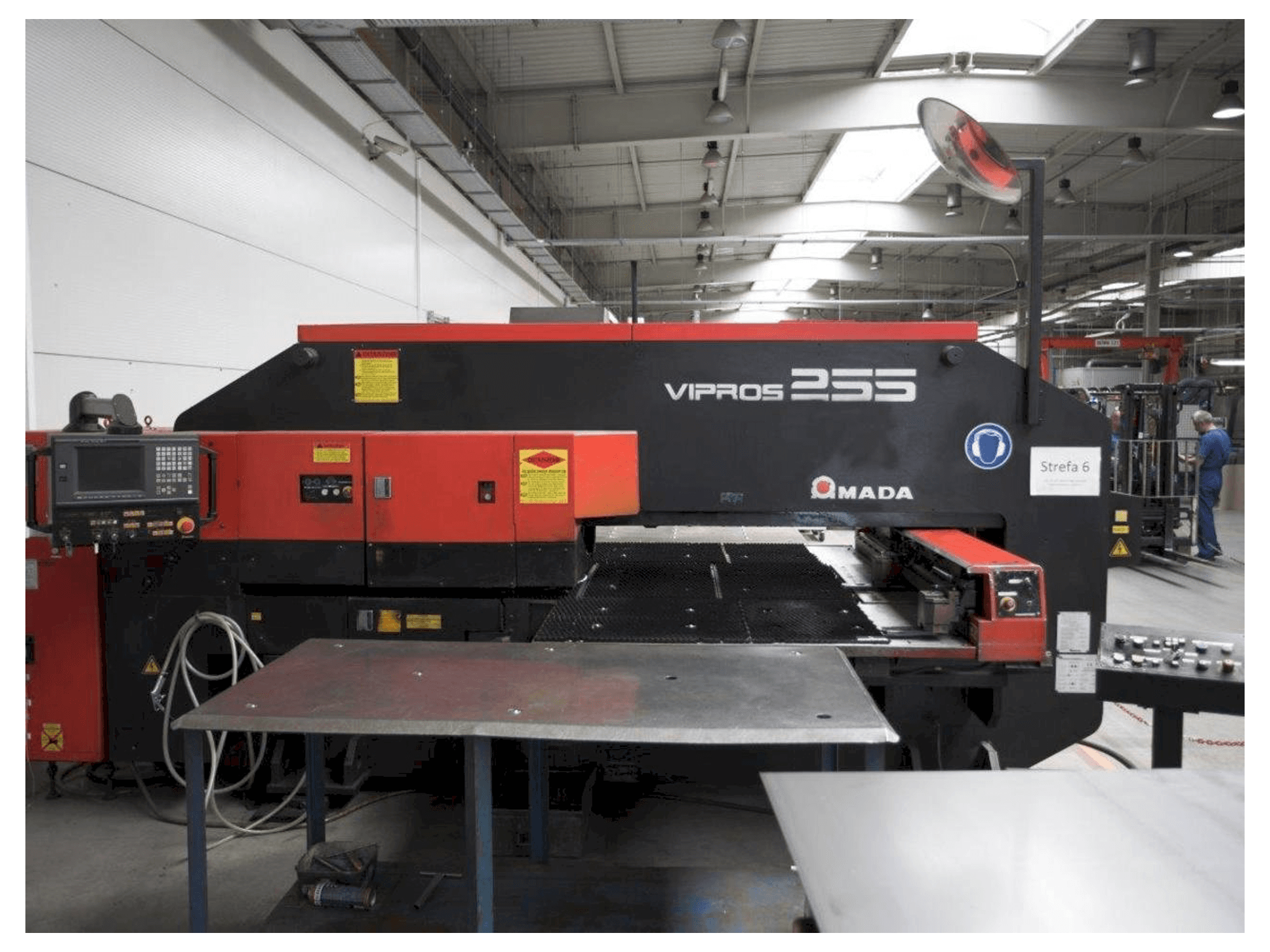 A AMADA Vipros 255 gép elölnézete