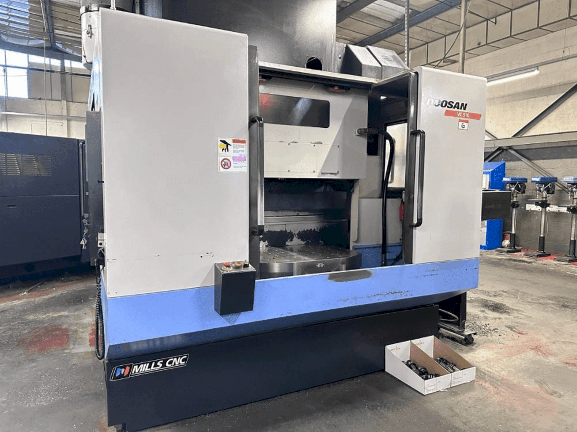 A DOOSAN VC 510 gép elölnézete