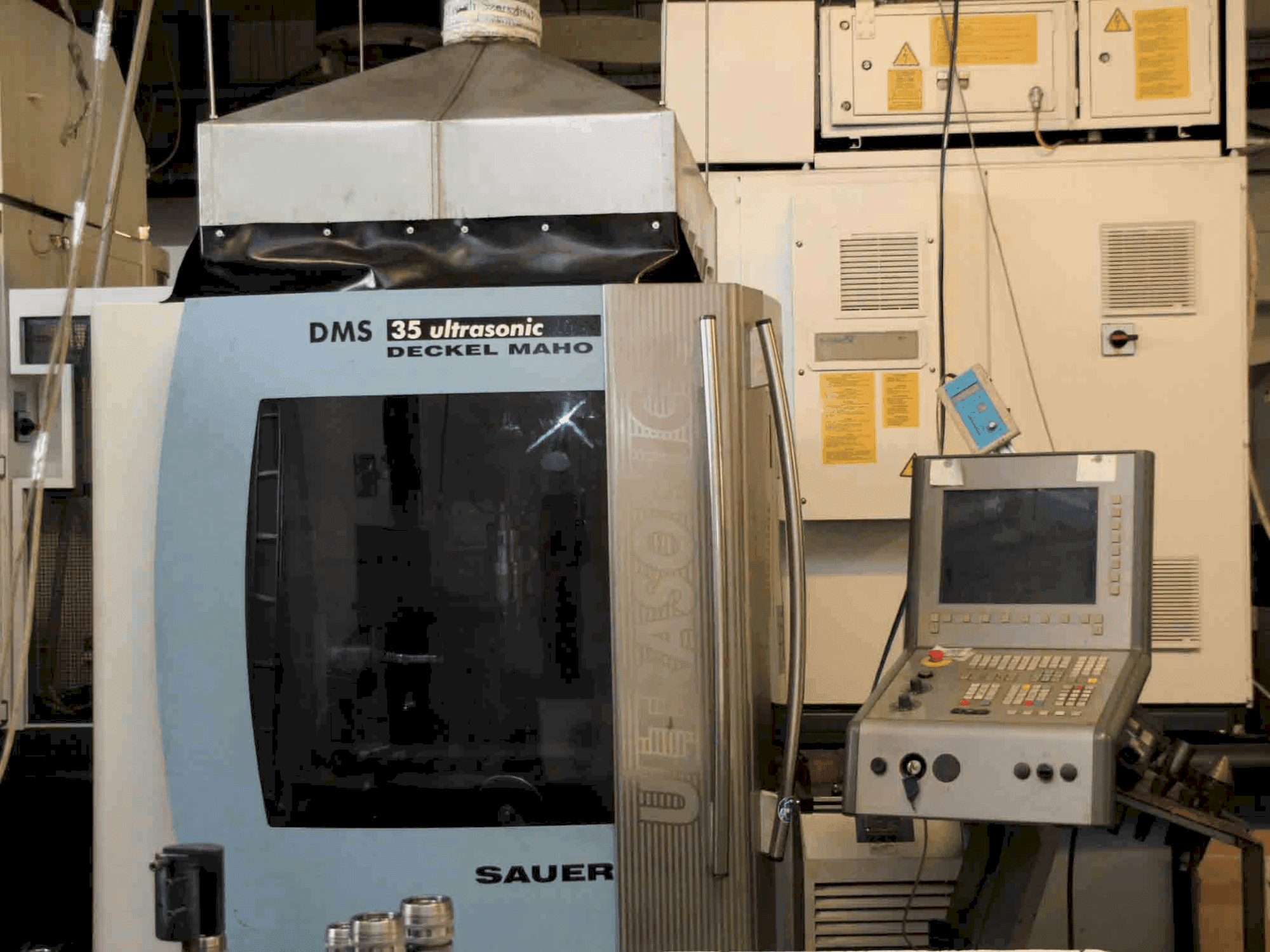 A DMG MORI DMS 35 Ultrasonic gép elölnézete