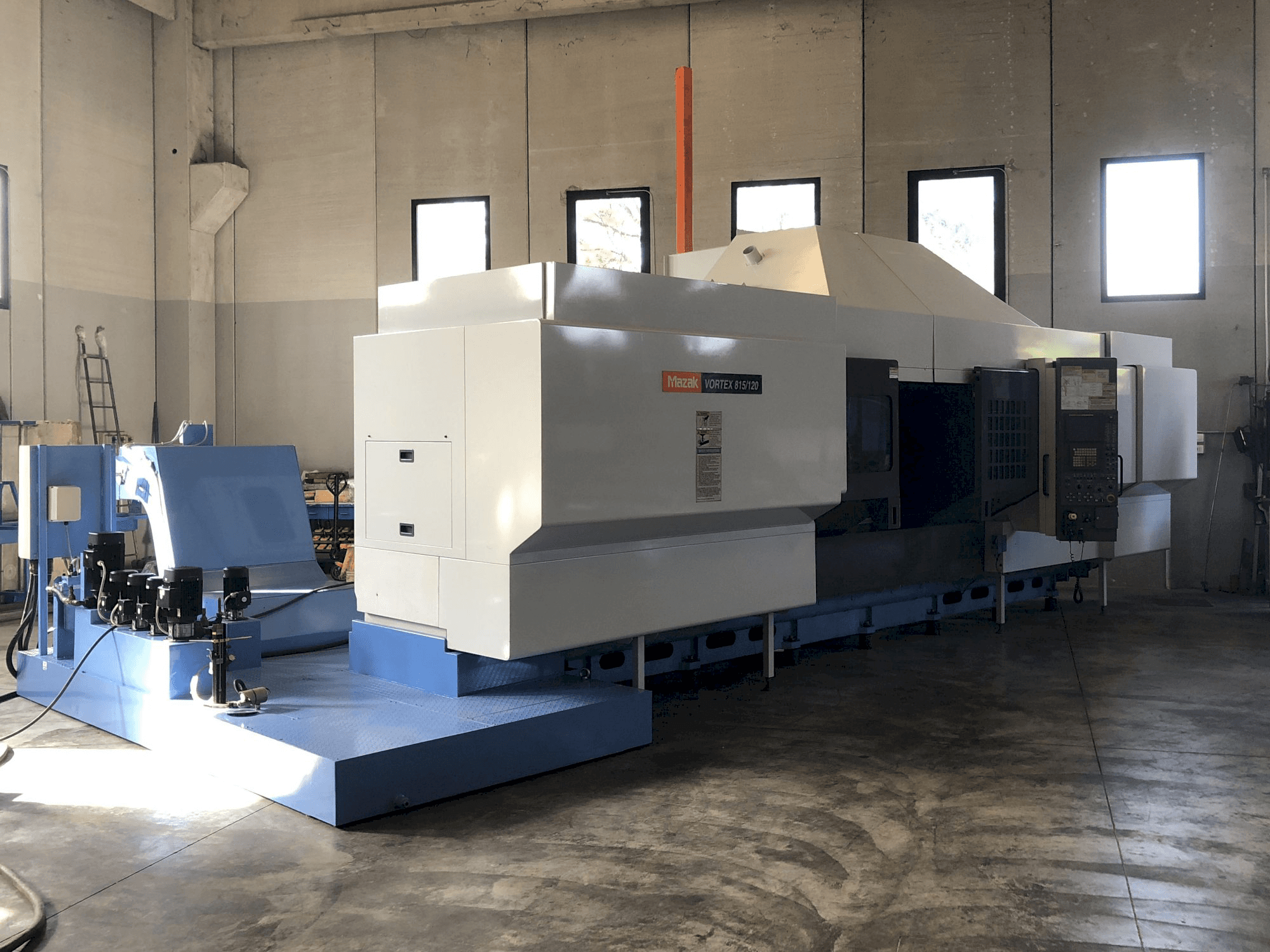 A Mazak VORTEX 815/120 gép elölnézete