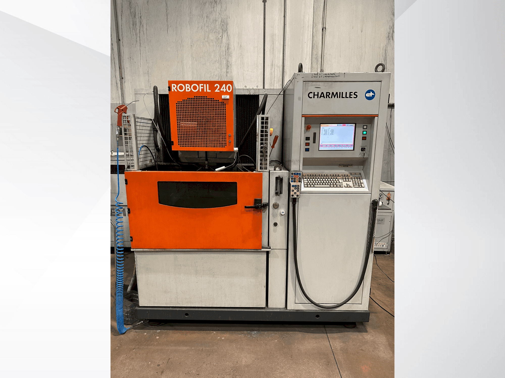 A CHARMILLES Robofil 240 gép elölnézete