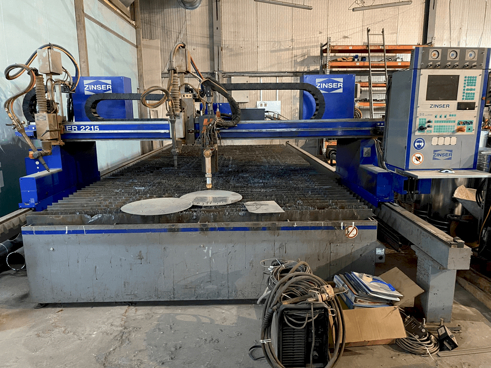 A ZINSER 2215 gép elölnézete