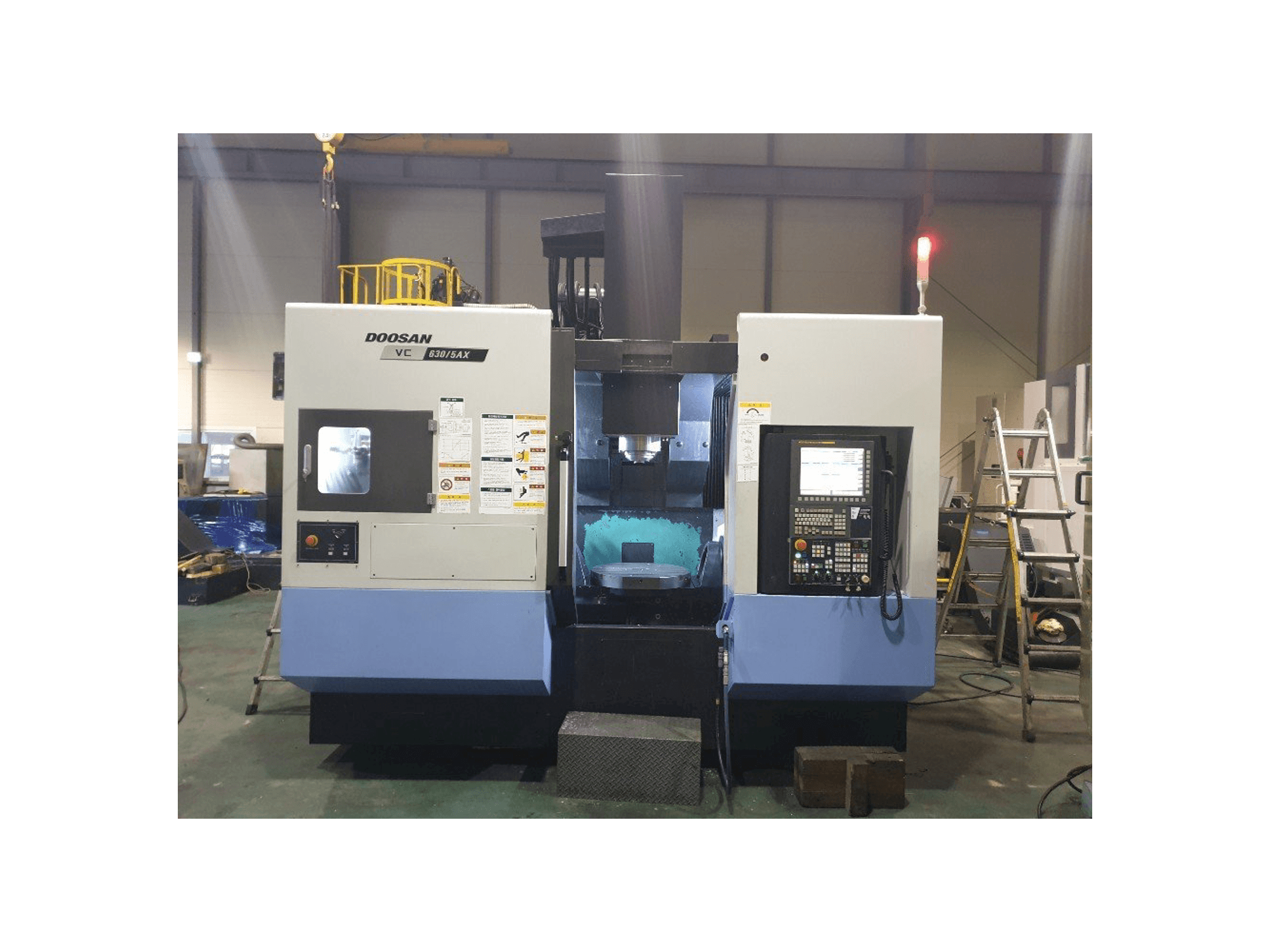 A Doosan VC630/5AX gép elölnézete