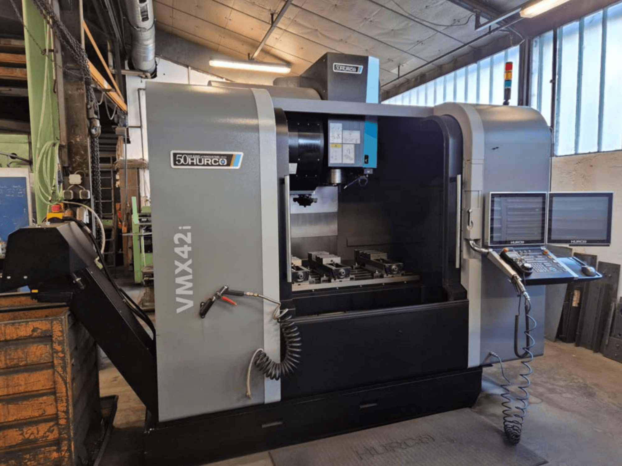 Hurco VMX 42i függőleges megmunkálóközpont, elölnézet, a vezérlőpanel és a munkaterület a csavarhúzókkal.