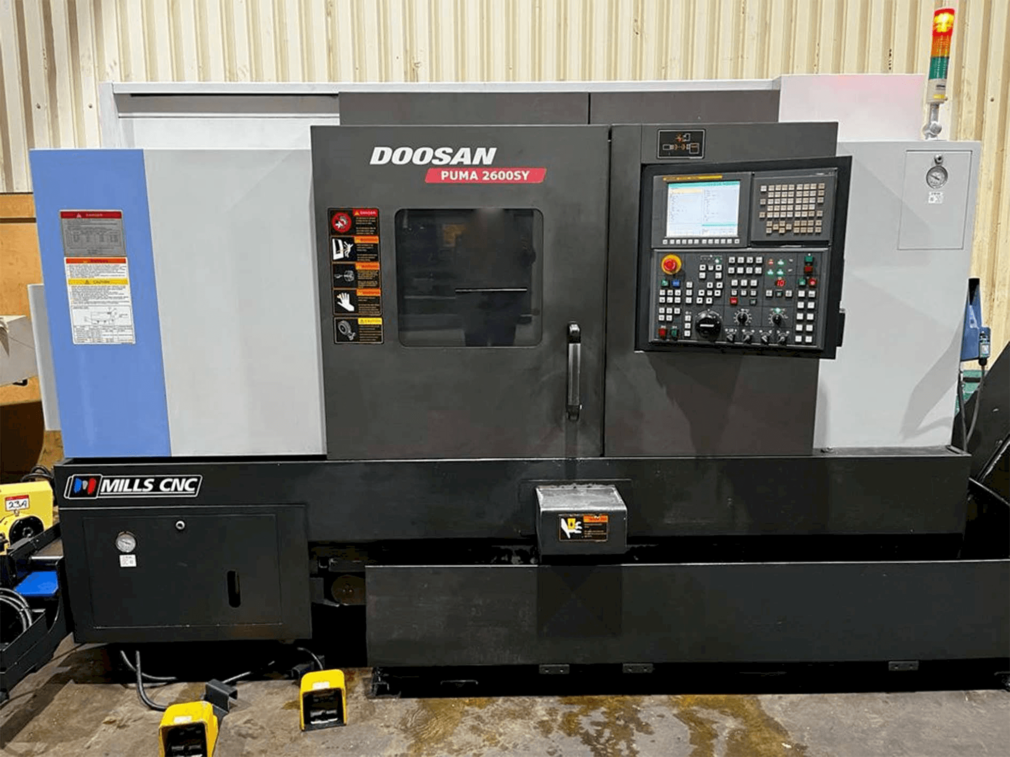 A Doosan Puma 2600SY gép elölnézete