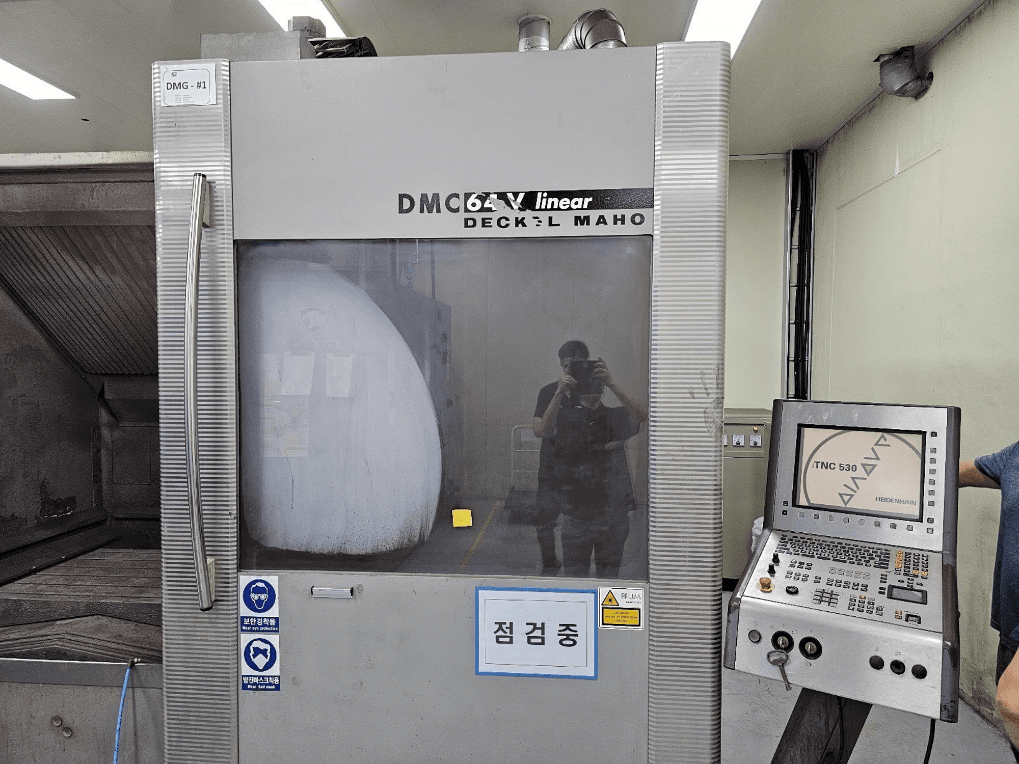 A DECKEL MAHO DMC 64V linear gép elölnézete