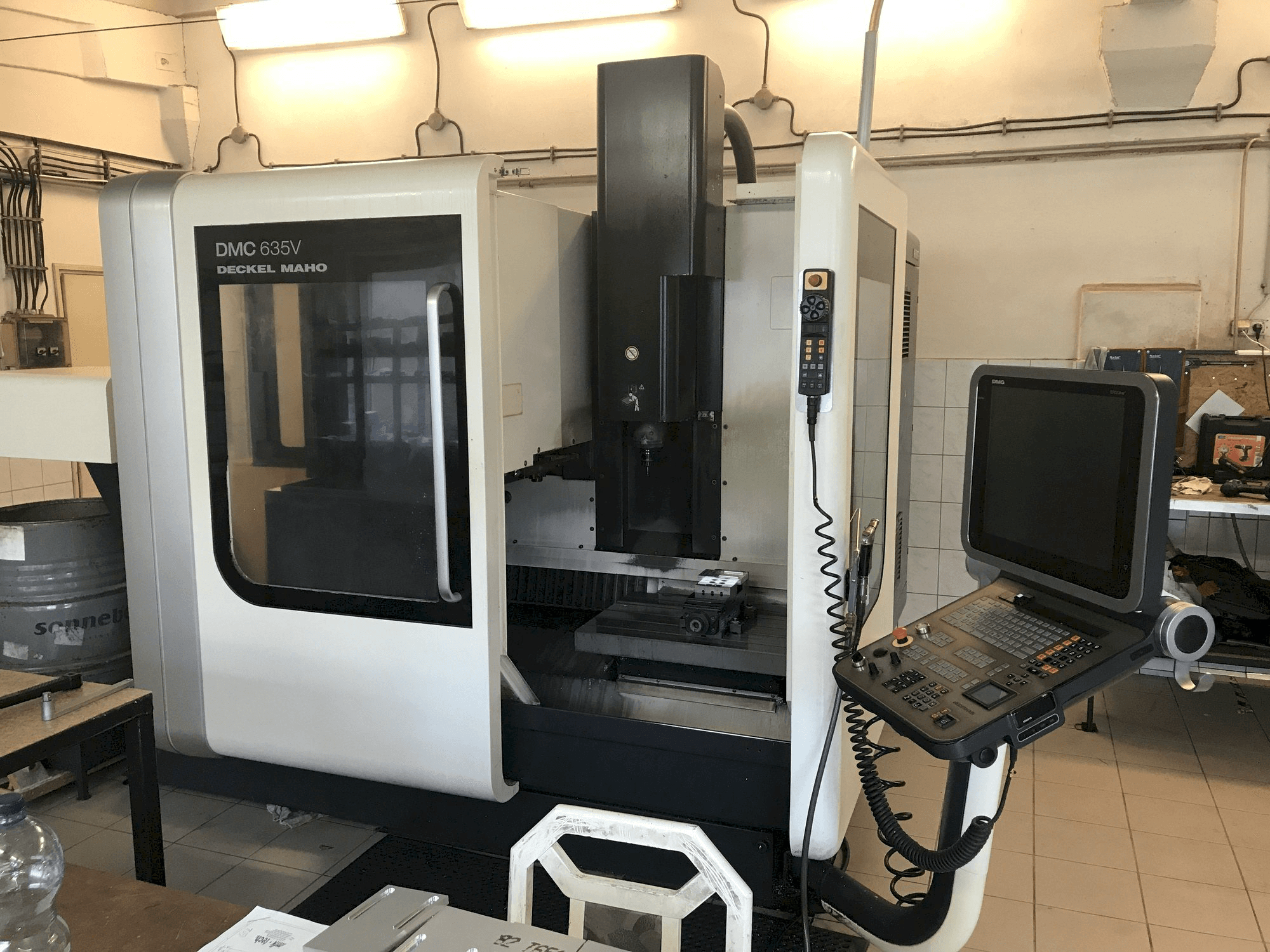 A DECKEL MAHO DMC 635V gép elölnézete