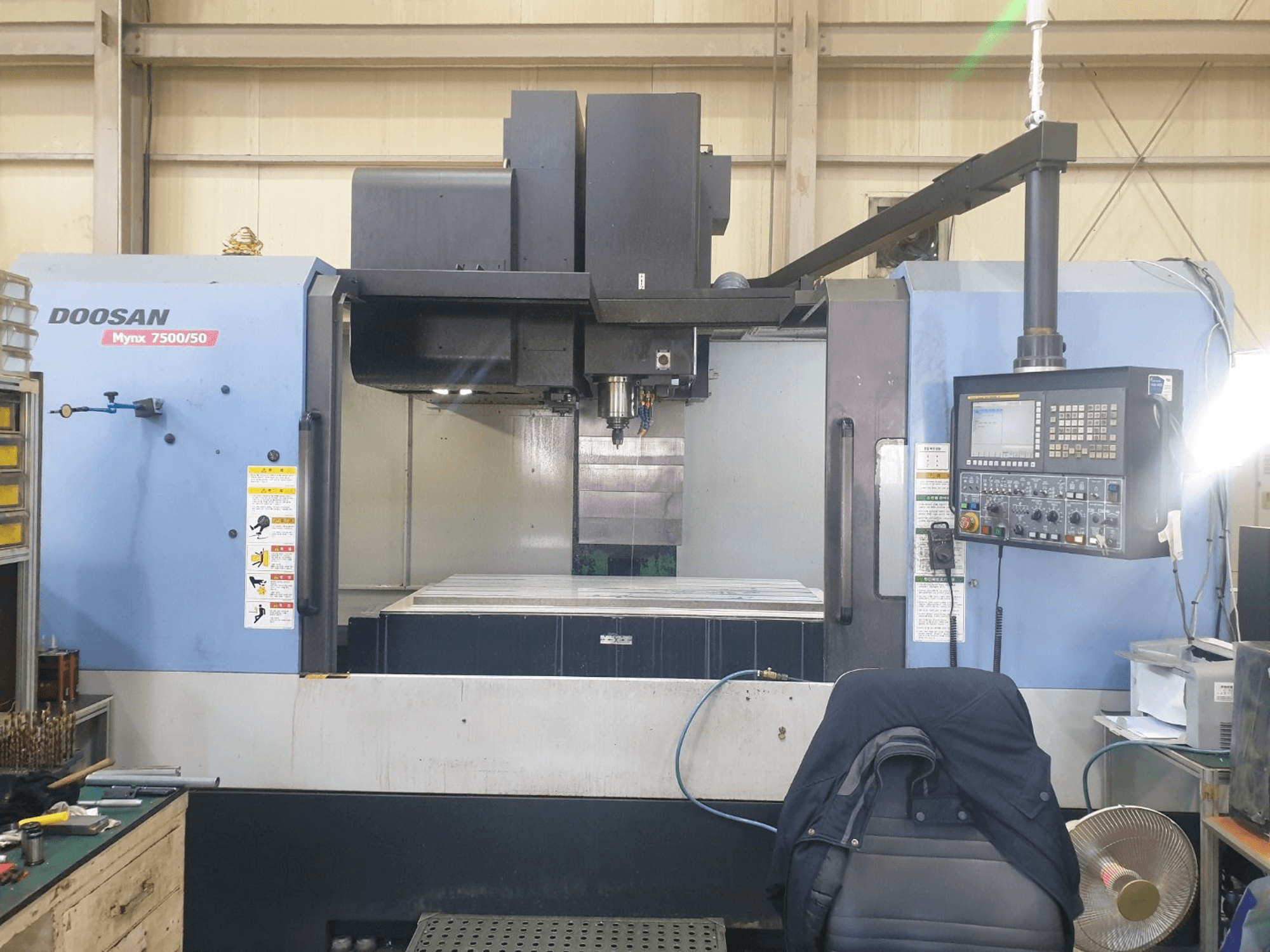 A Doosan MYNX 7500/50 gép elölnézete