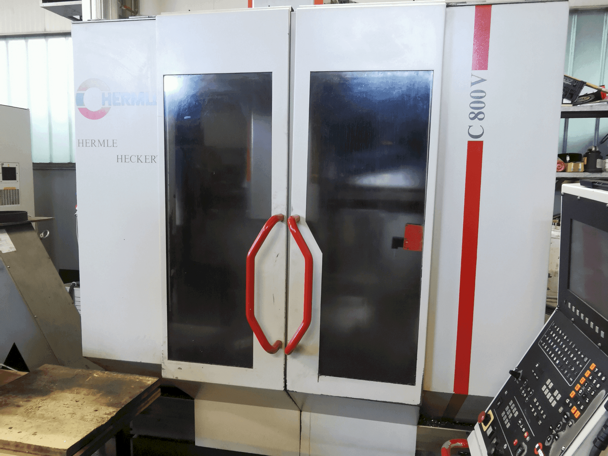 A HERMLE C 800 V gép elölnézete