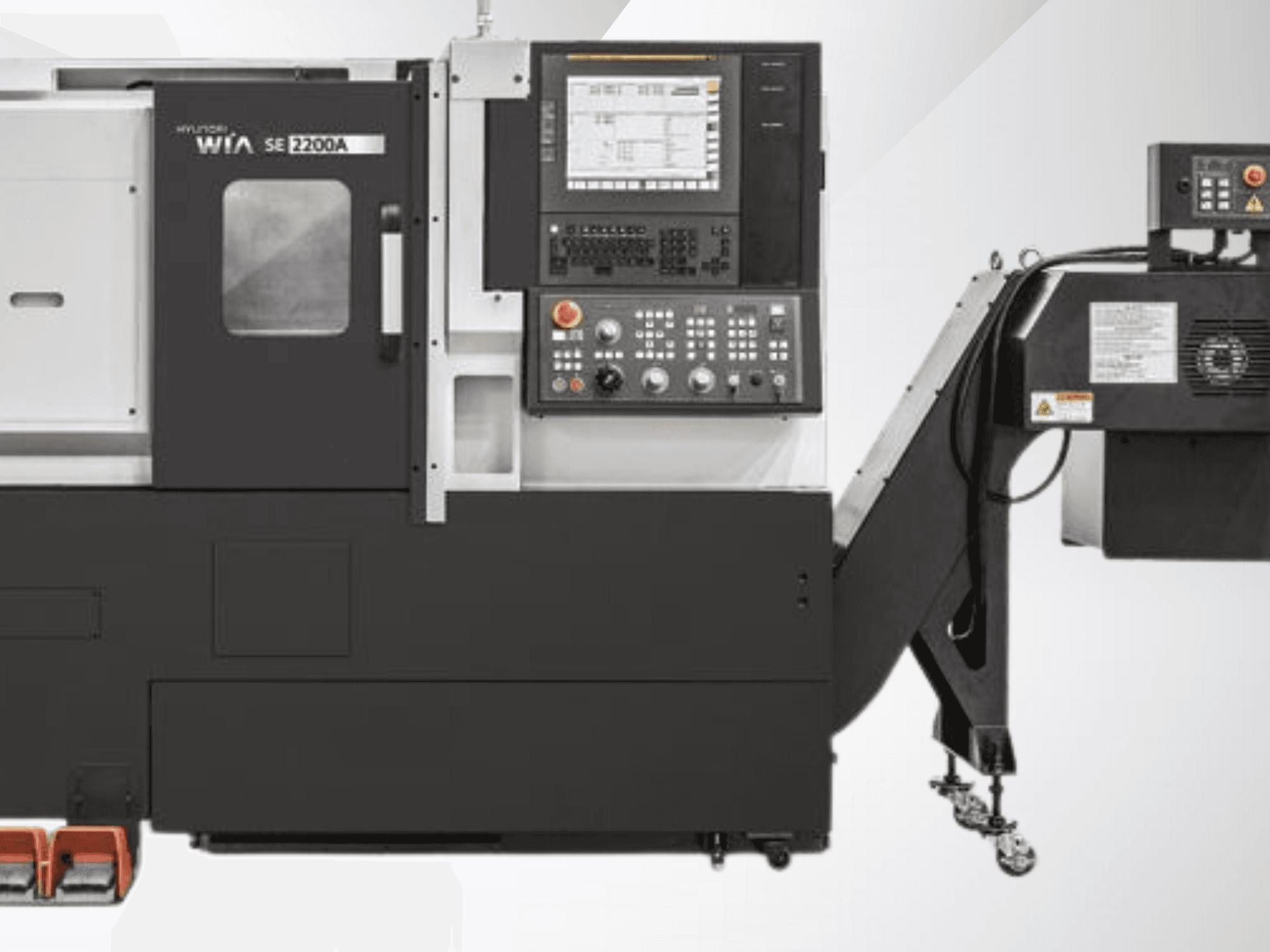 Hyundai WIA SE 2200A CNC eszterga, elölnézet, vezérlőpanel és orsómotor, precíziós megmunkálásra tervezték.