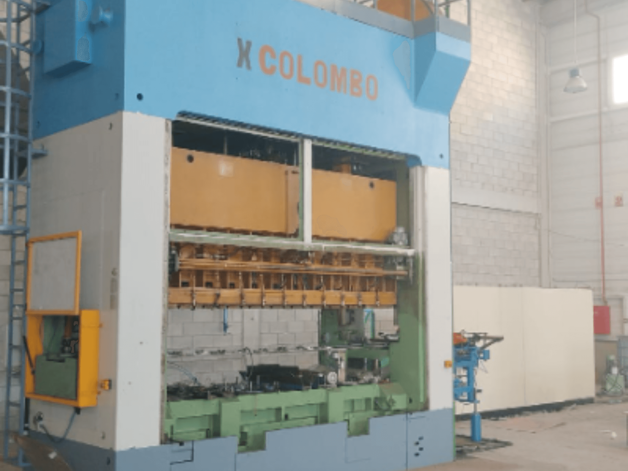 Colombo Agostino T231A315 mechanikus sajtológép elölnézetből, a gép alkatrészeinek és működési jellemzőinek bemutatásával.