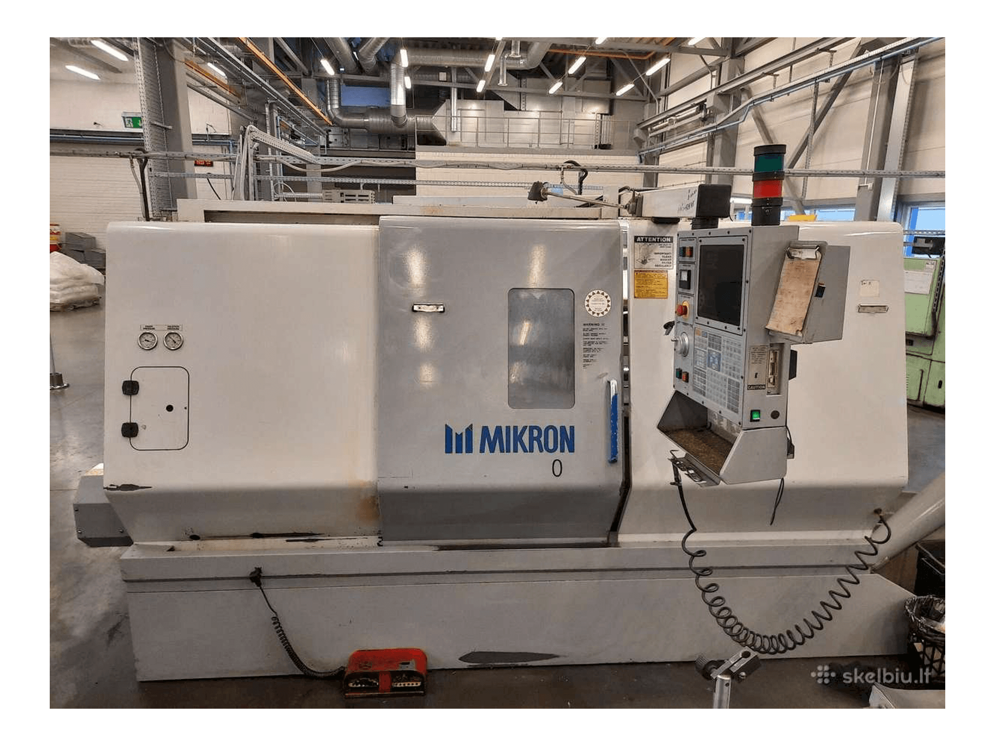 A MIKRON-HAAS LCE860T gép elölnézete