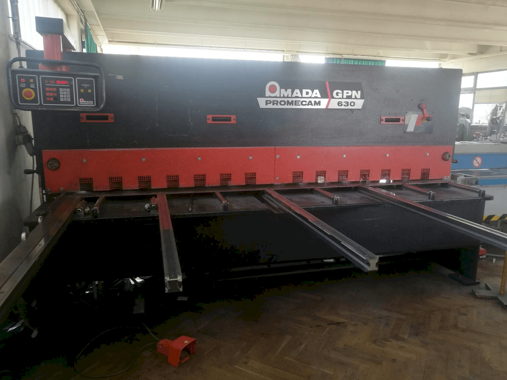 A AMADA Promecam GPN 630 gép elölnézete