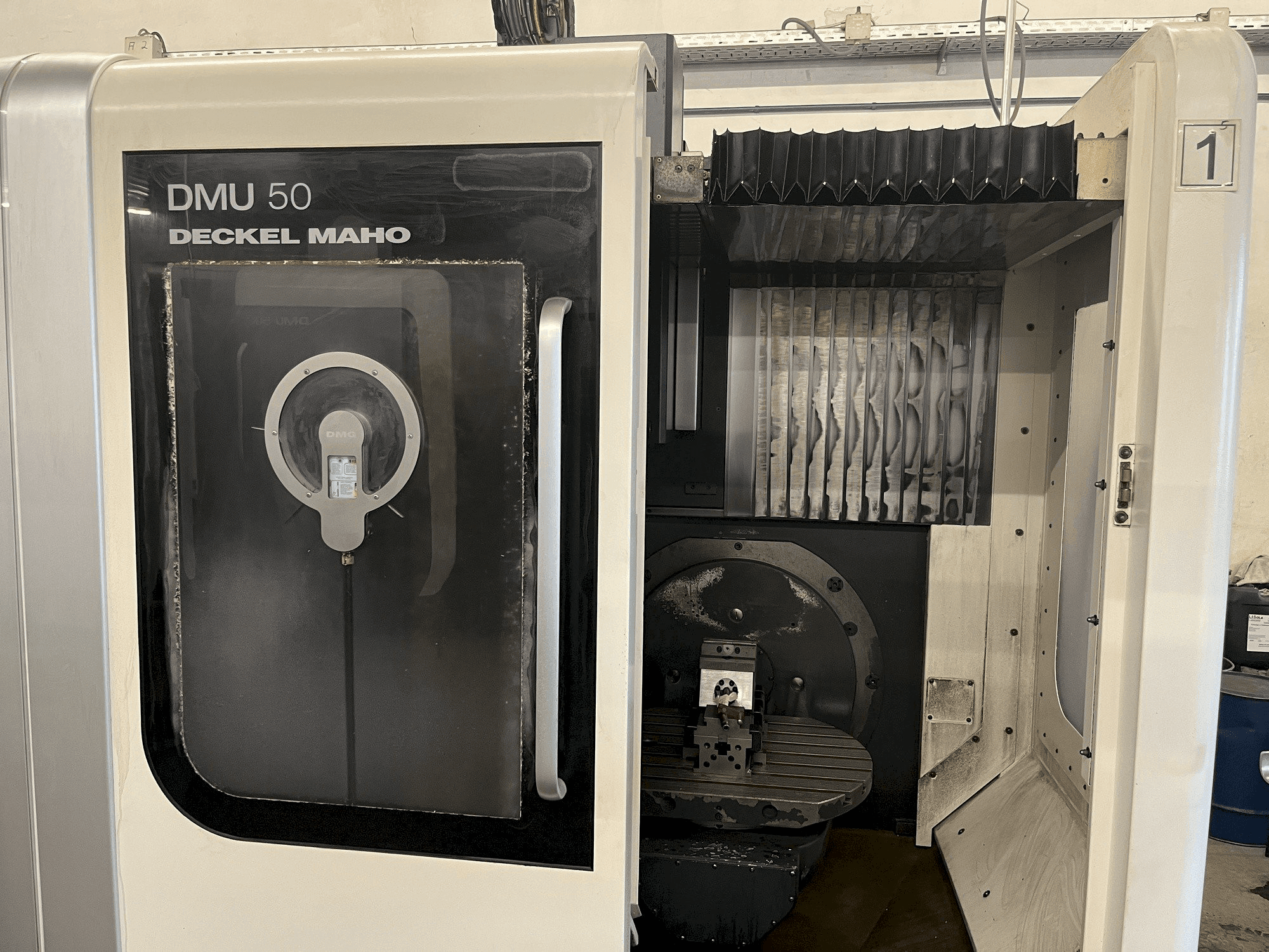 A DECKEL MAHO DMU 50 gép elölnézete