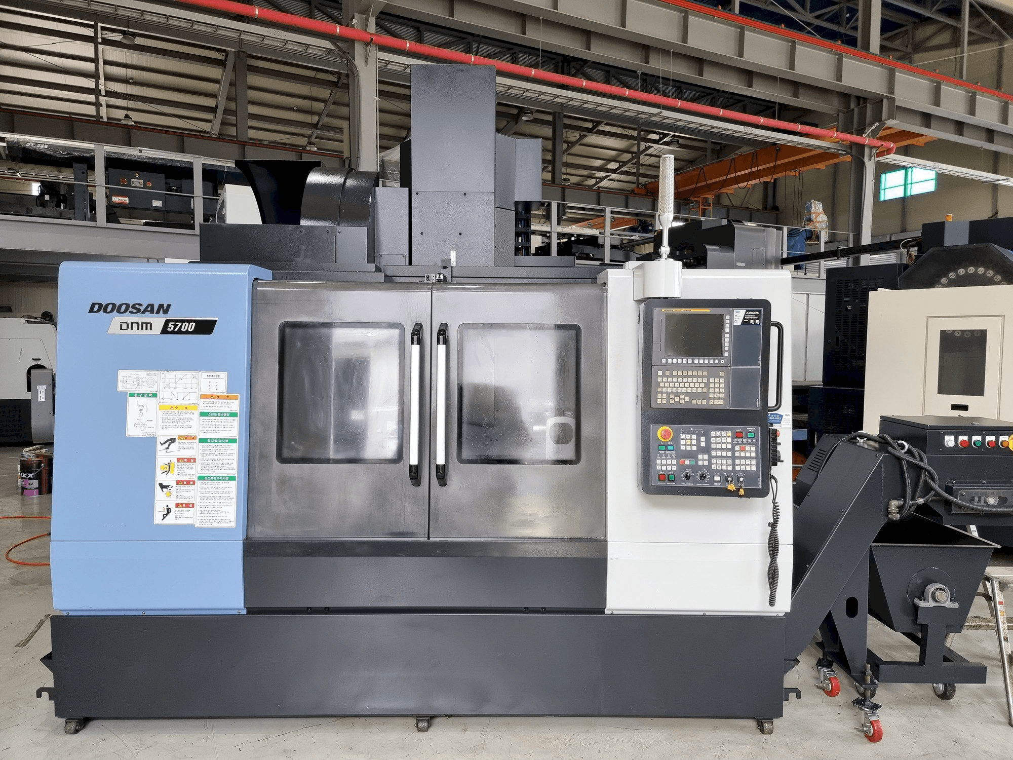 A Doosan DNM 5700 gép elölnézete