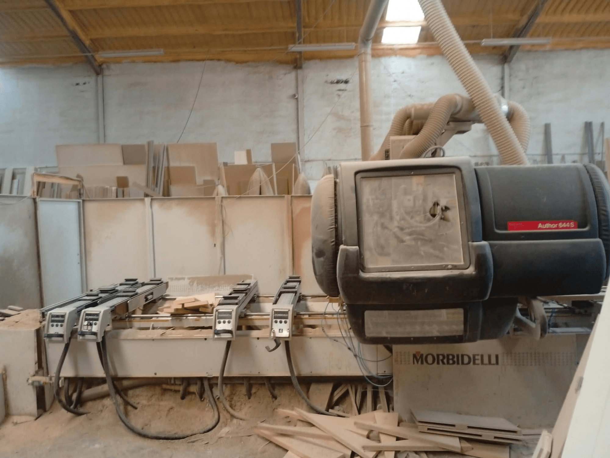MORBIDELLI A644S FTP 41 PC CNC megmunkálóközpont egy műhelyben, elölnézetben, porral és fadarabokkal borítva.