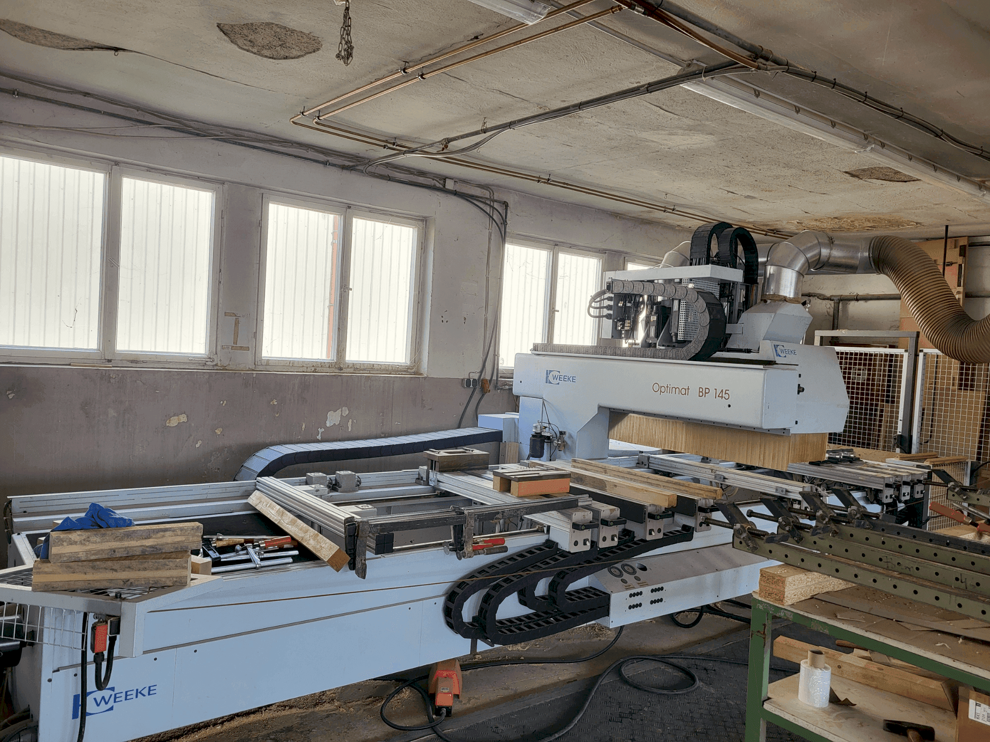 A Weeke Optimat BP145 gép elölnézete