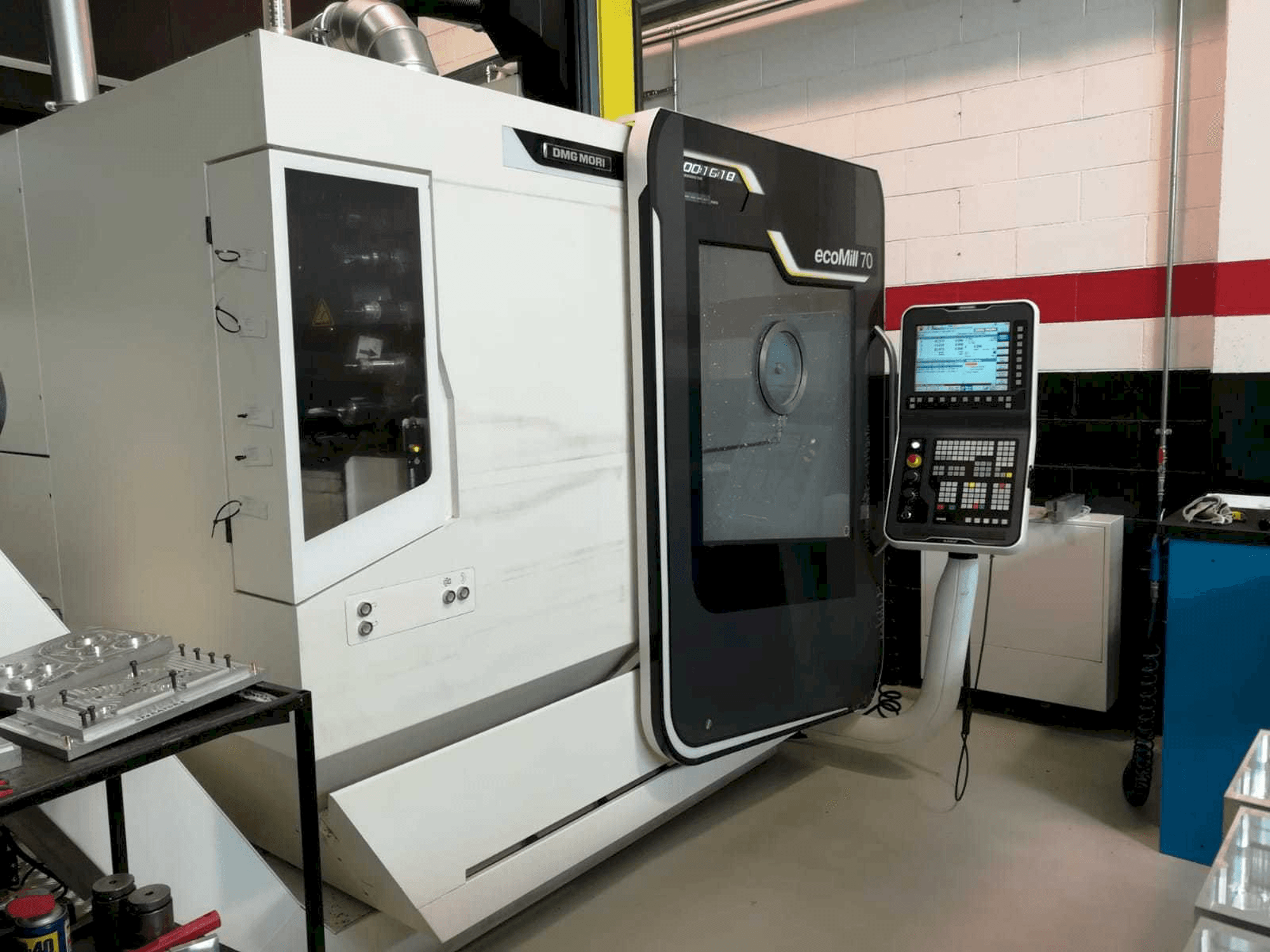 A DMG Deckel Maho Ecomill 70 gép elölnézete