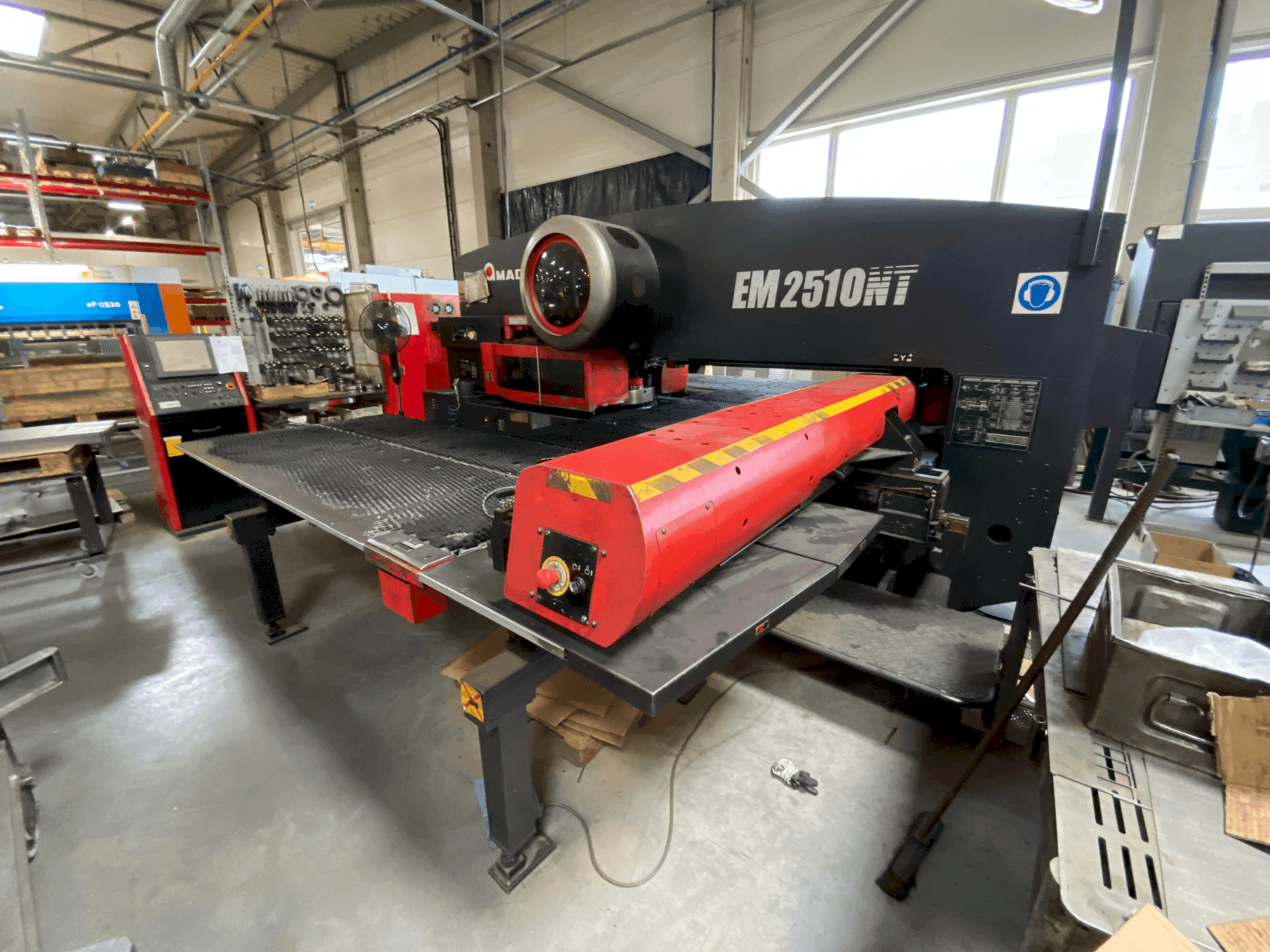 A AMADA EM2510NT gép elölnézete