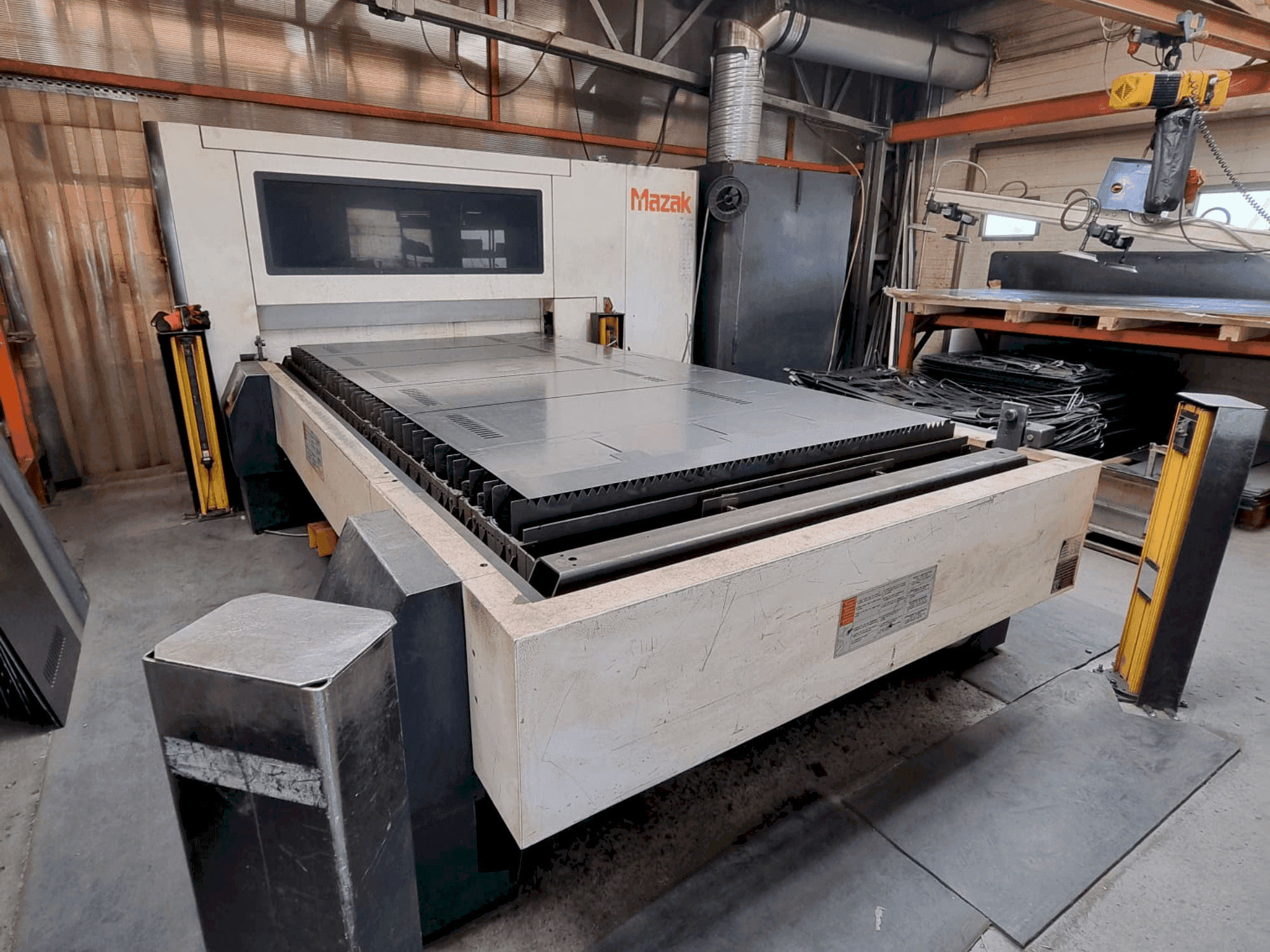 A Mazak OPTIPLEX 3015 FIBER II gép elölnézete