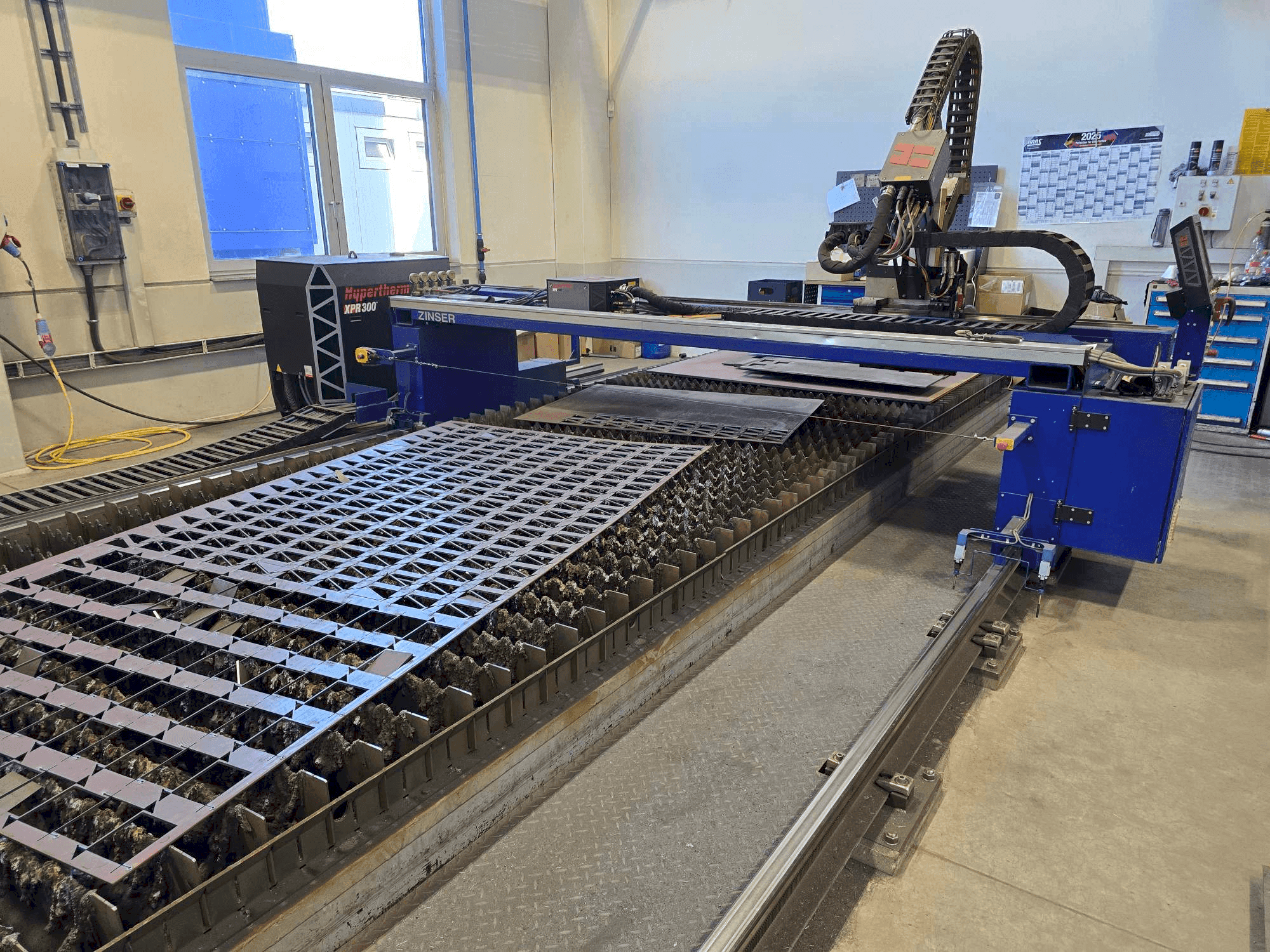 A ZINSER 2425-I/3600 gép elölnézete