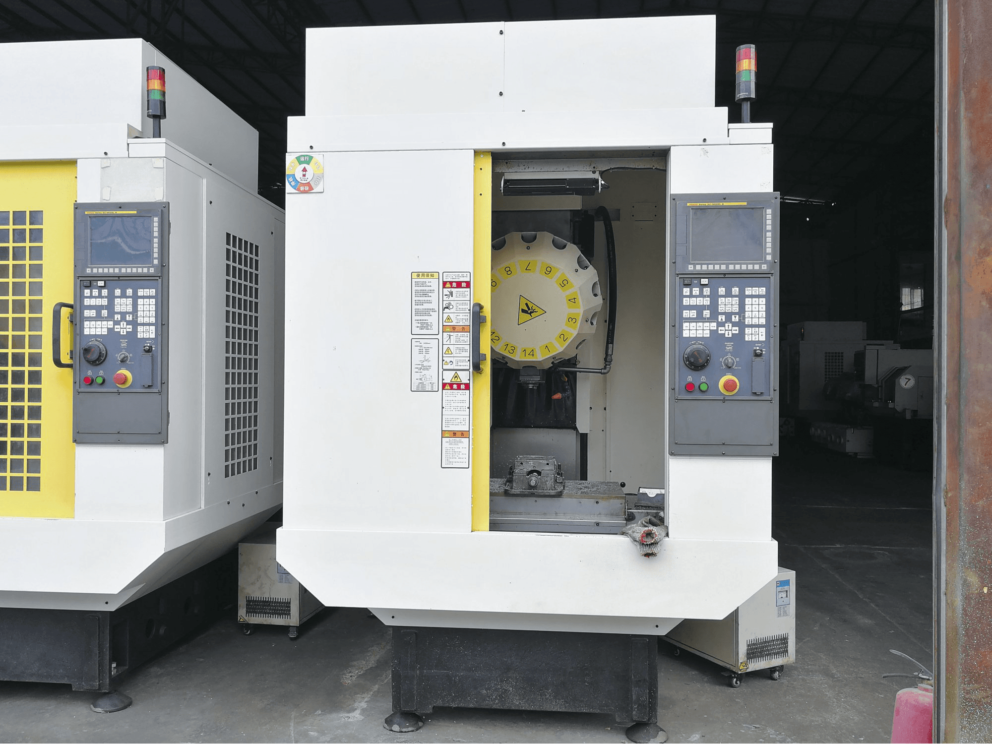 A FANUC α-D14MiA gép elölnézete