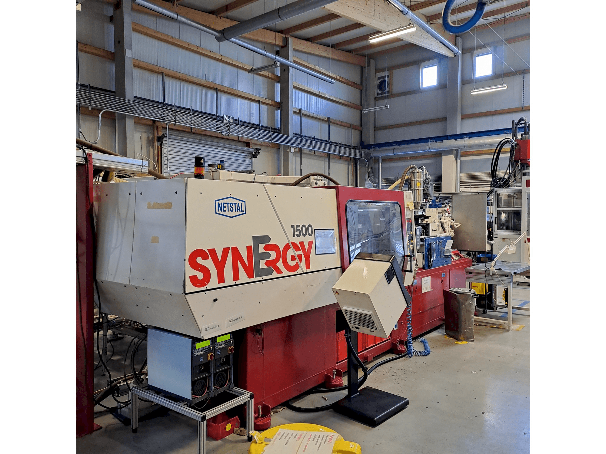 A Netstal S 1500 - 460 gép elölnézete
