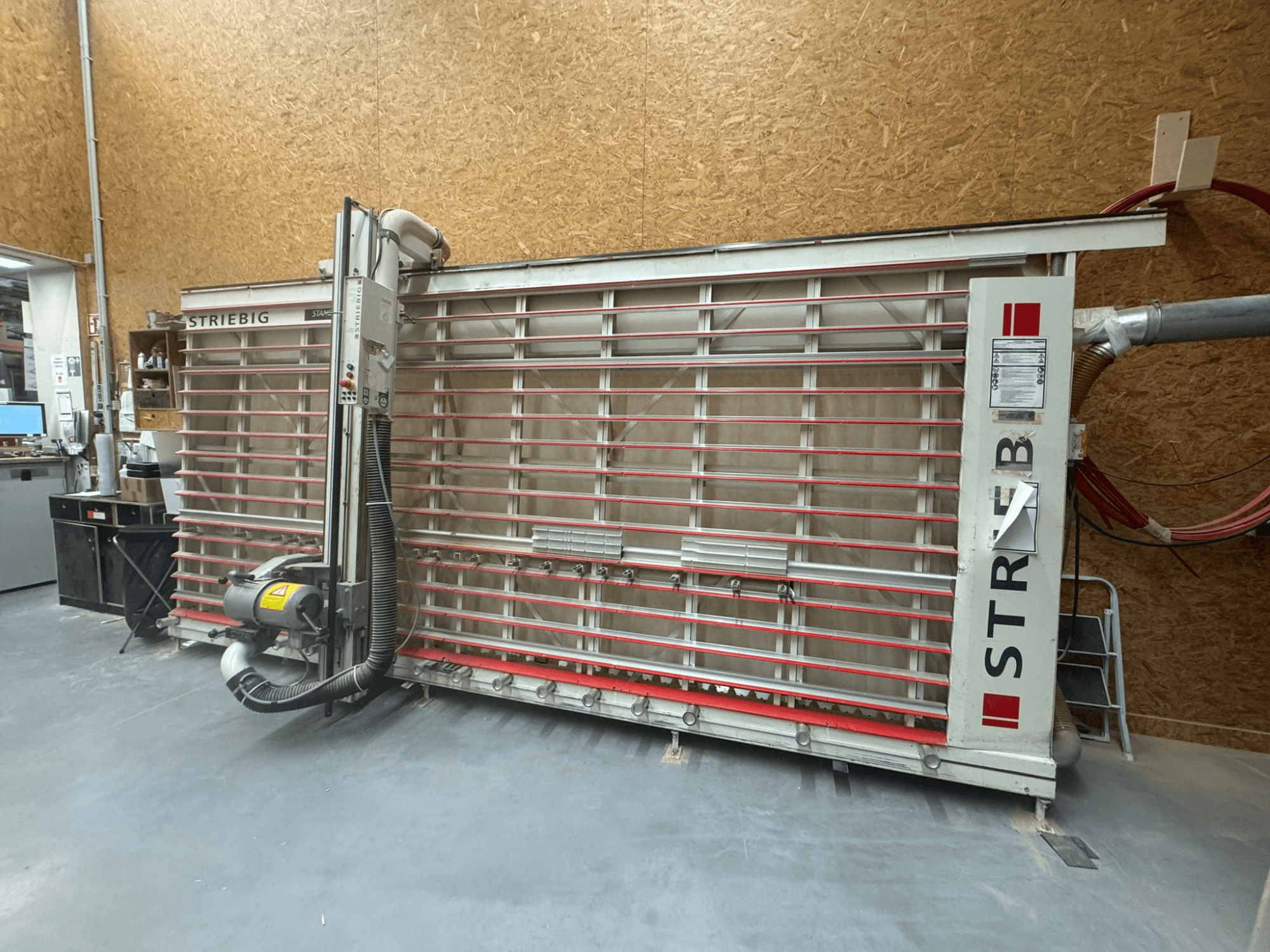 STRIEBIG kontúrfűrész nagy függőleges pengével, oldalnézetben a porelszívás és a kezelőpanel. Ideális famegmunkáláshoz.