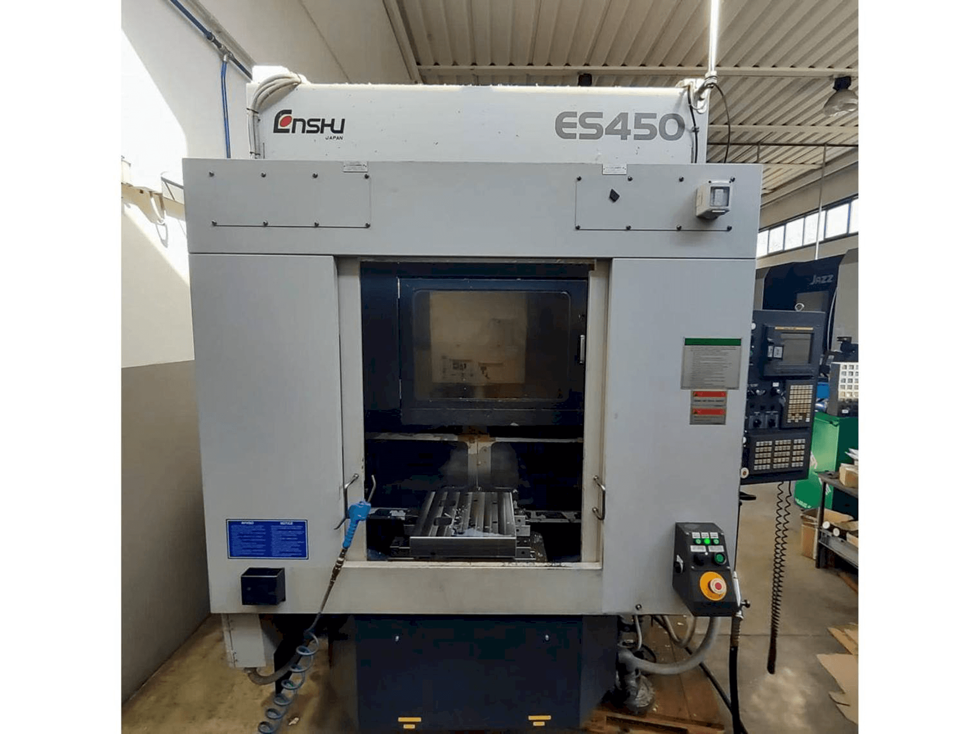 A Enshu ES450 gép elölnézete