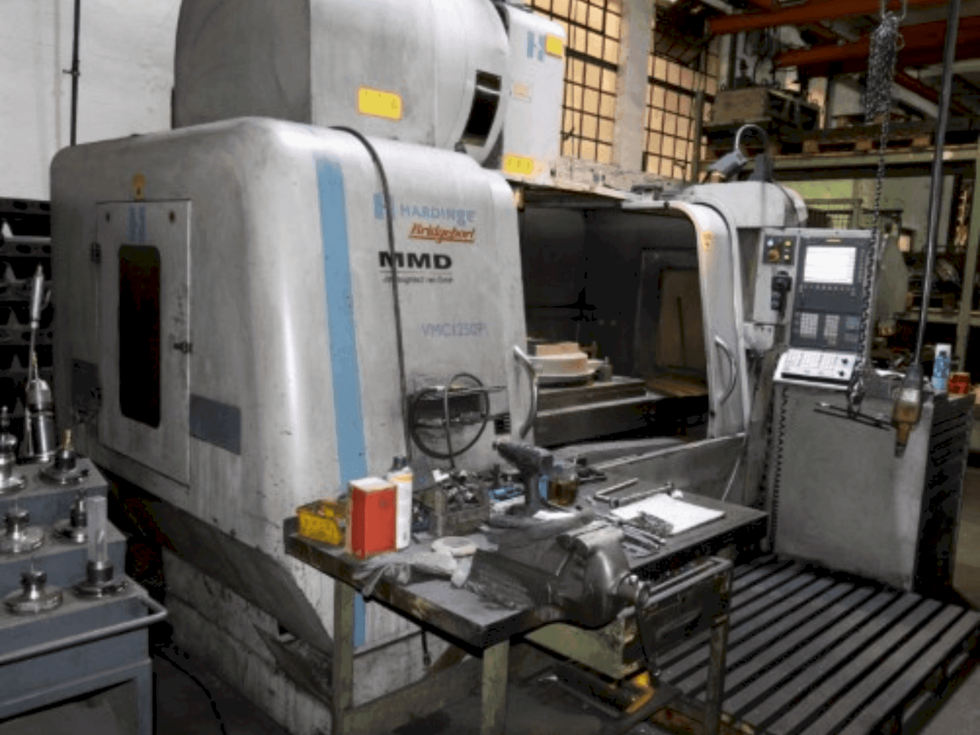 A Hardinge Bridgeport MMD VMC1250 P3 gép elölnézete