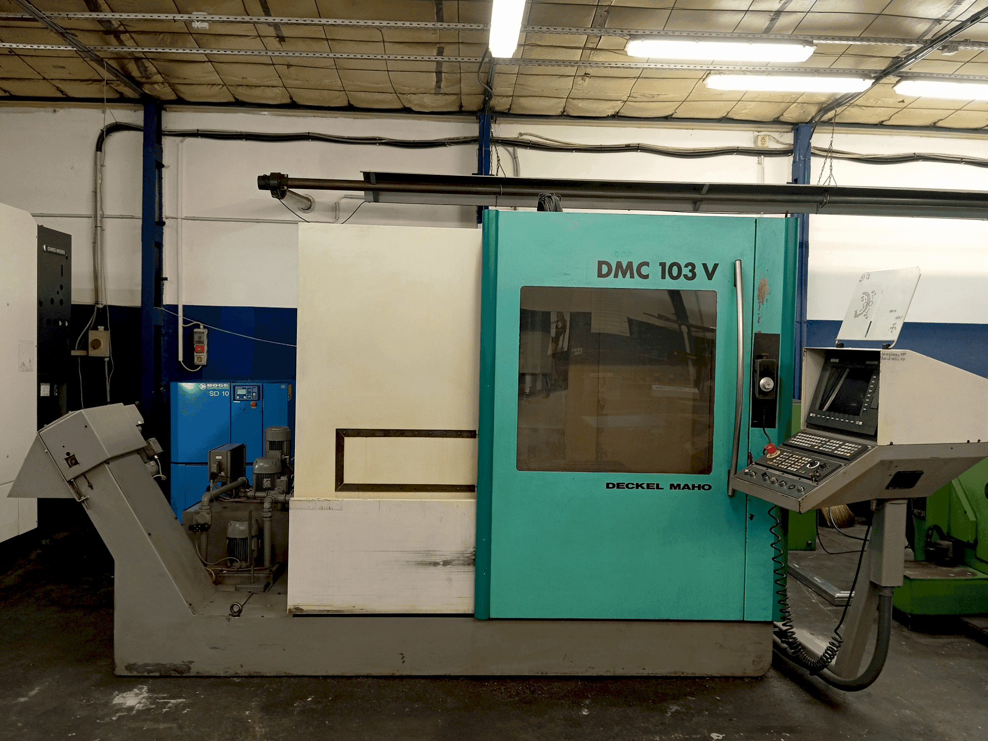 A DECKEL MAHO DMC 103 V gép elölnézete