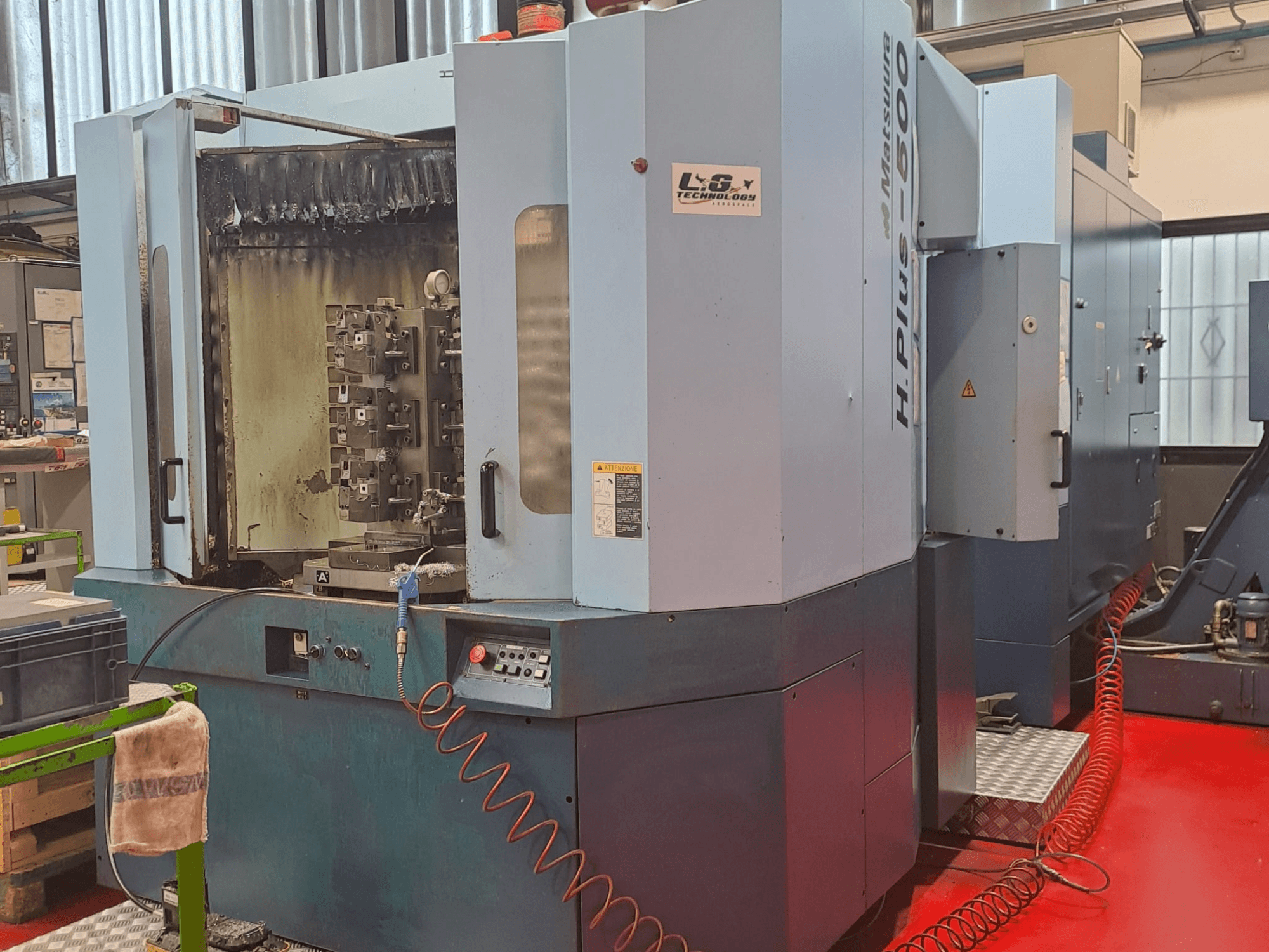 Matsuura H.PLUS-500 vízszintes megmunkálóközpont, oldalnézet, a kezelőszervek és az orsó látható kopásnyomokkal.