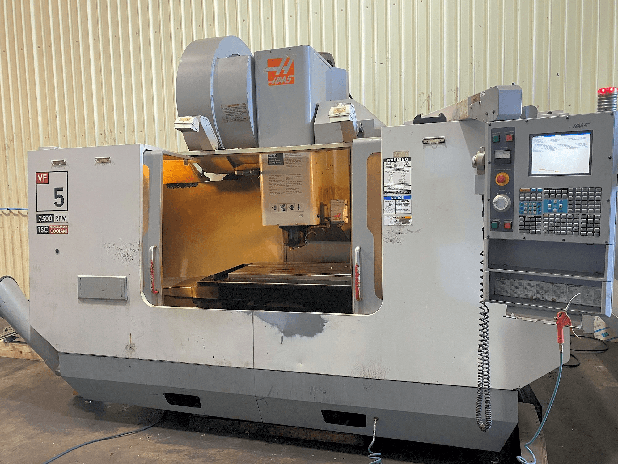 A HAAS VF-5/50HE gép elölnézete