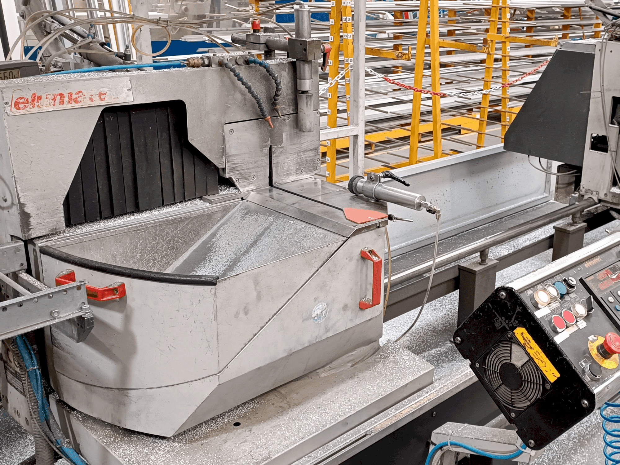 A Elumatec DG 104/02 E255 gép elölnézete