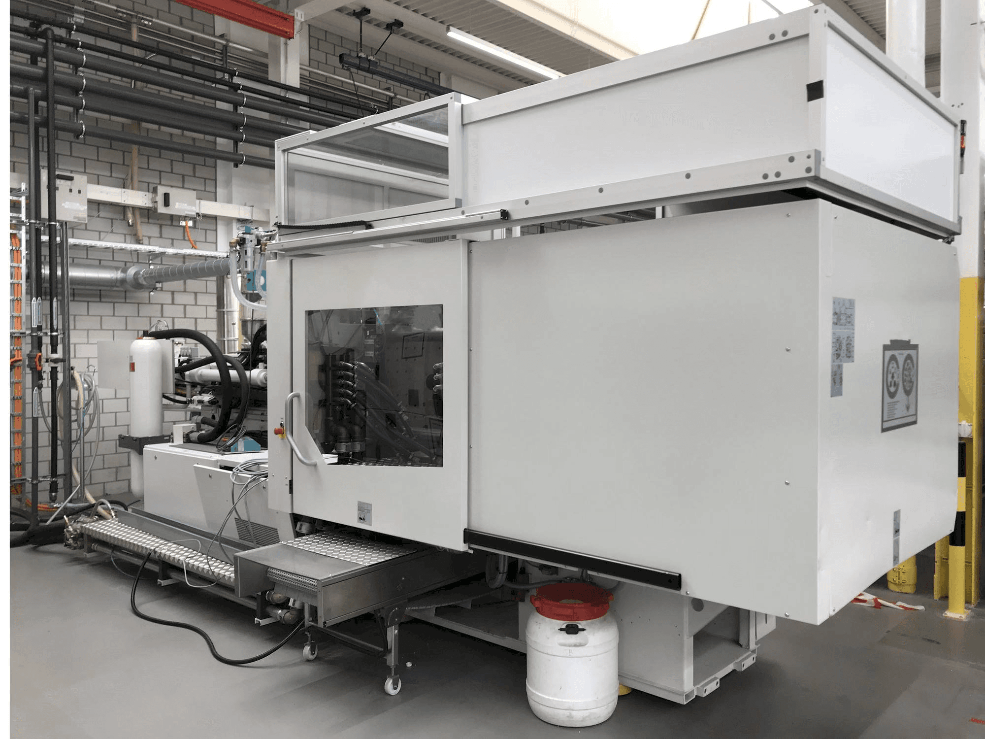 A Sumitomo Demag EL-EXIS SP 200/560-675 gép elölnézete