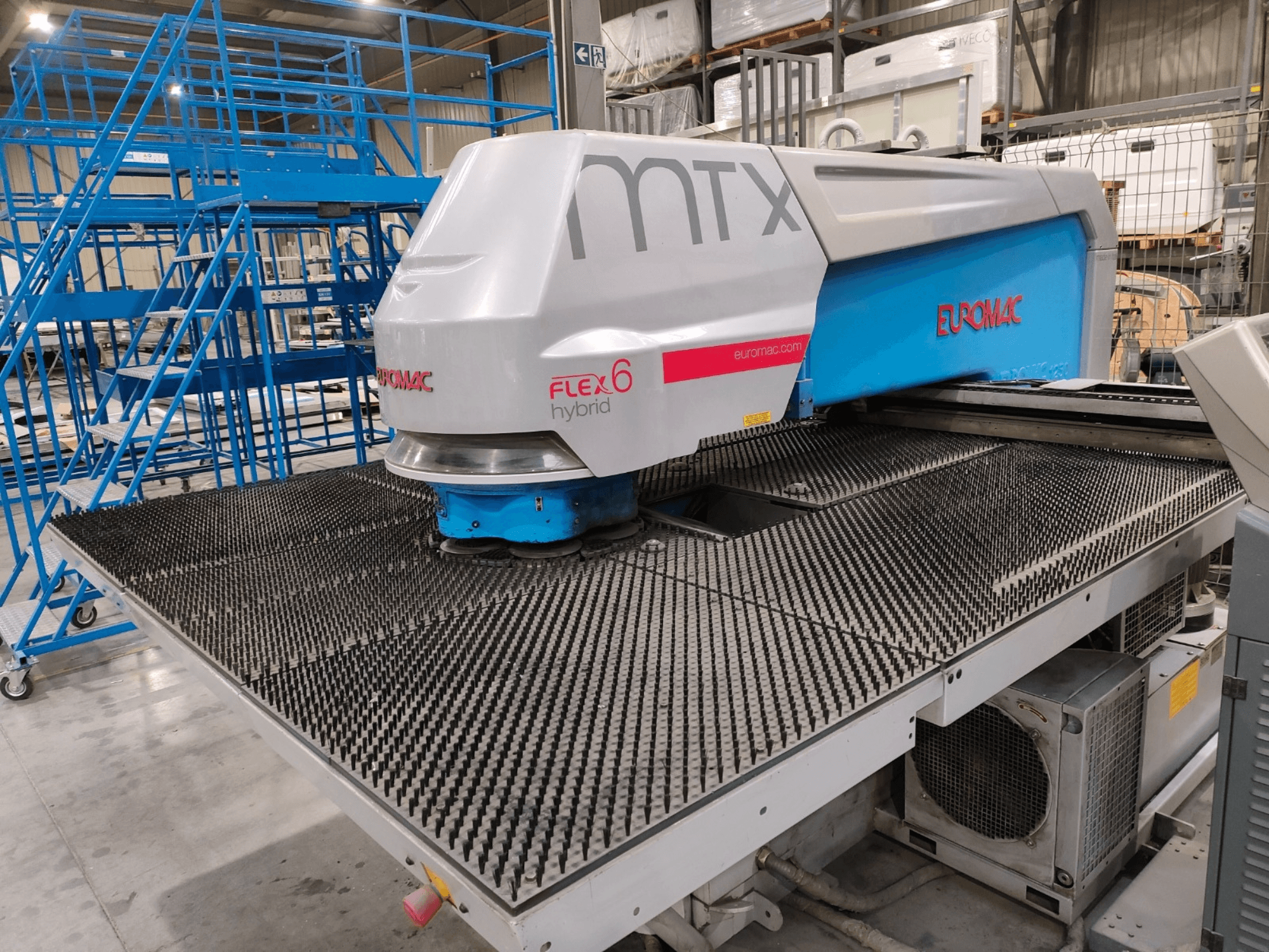 Egy Euromac FLEX 6 hibrid gép előlnézetből, texturált vágófelülettel, raktári környezetben.