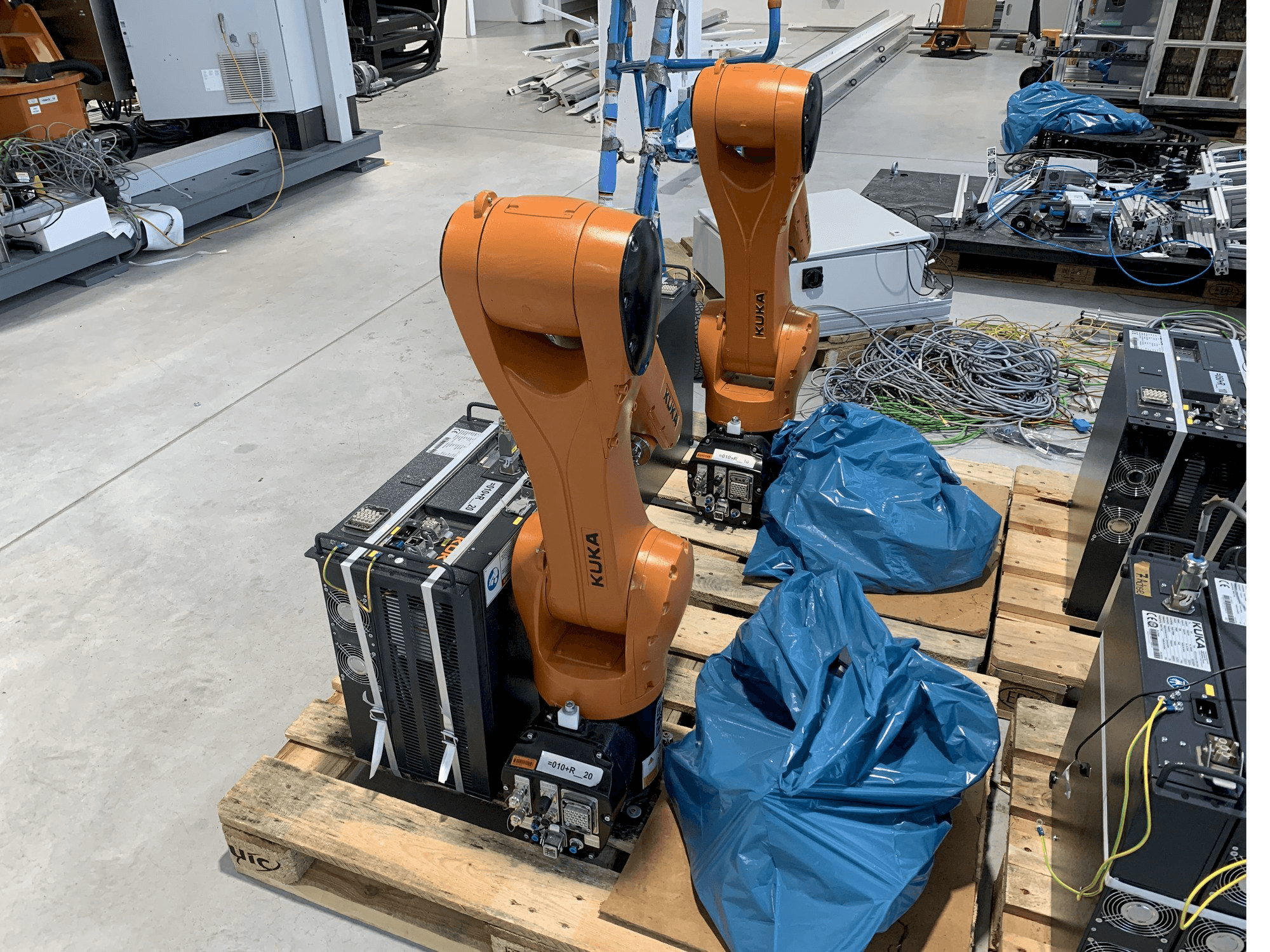 A KUKA KR10 R1100 with KR C4 COMPACT Controller gép elölnézete