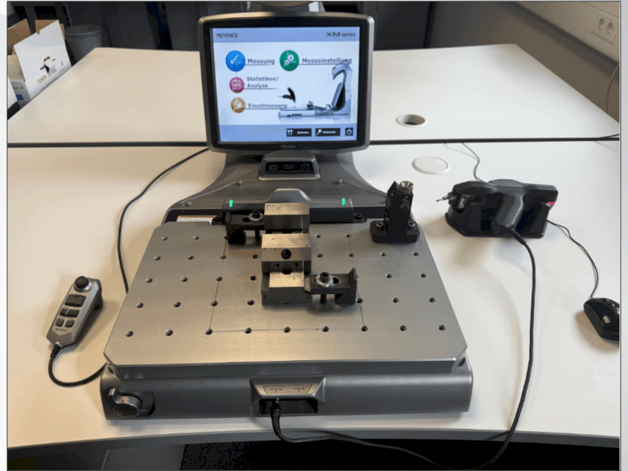 A KEYENCE XM-1200 gép elölnézete