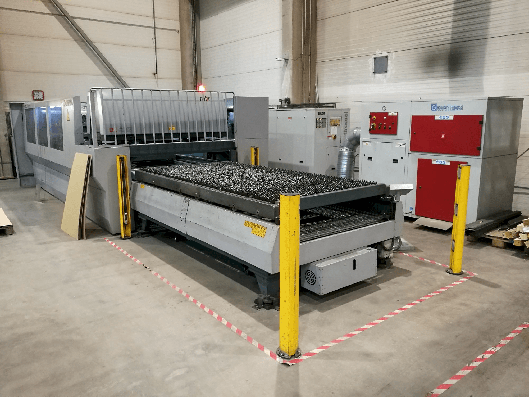 A Durma HDL 3015 gép oldalnézete