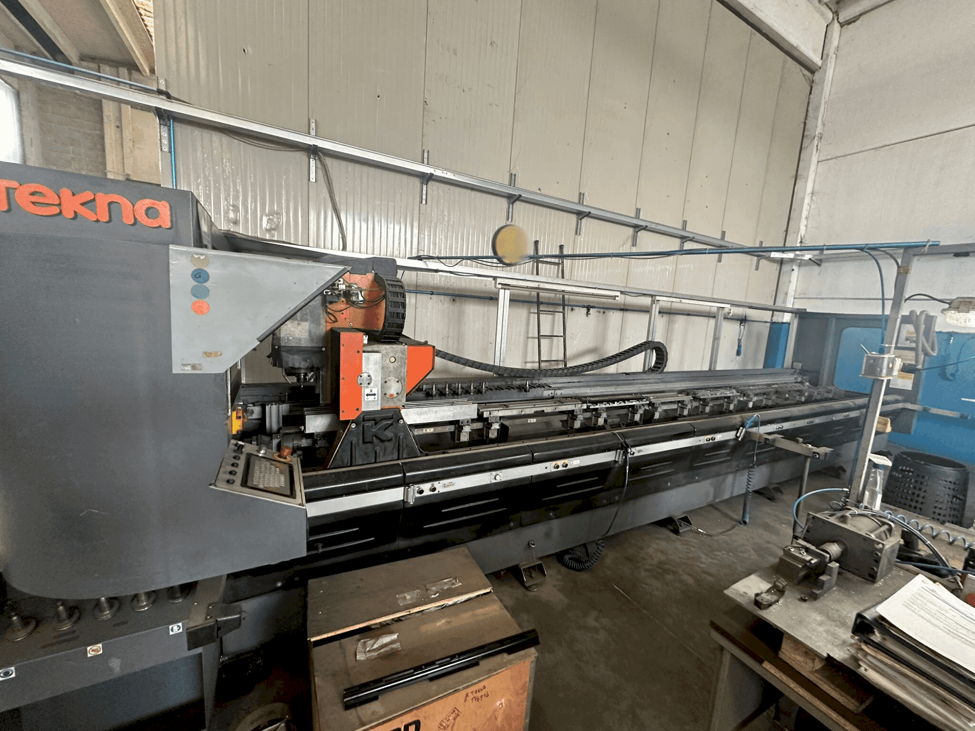 A Tekna Tk427/6 gép elölnézete