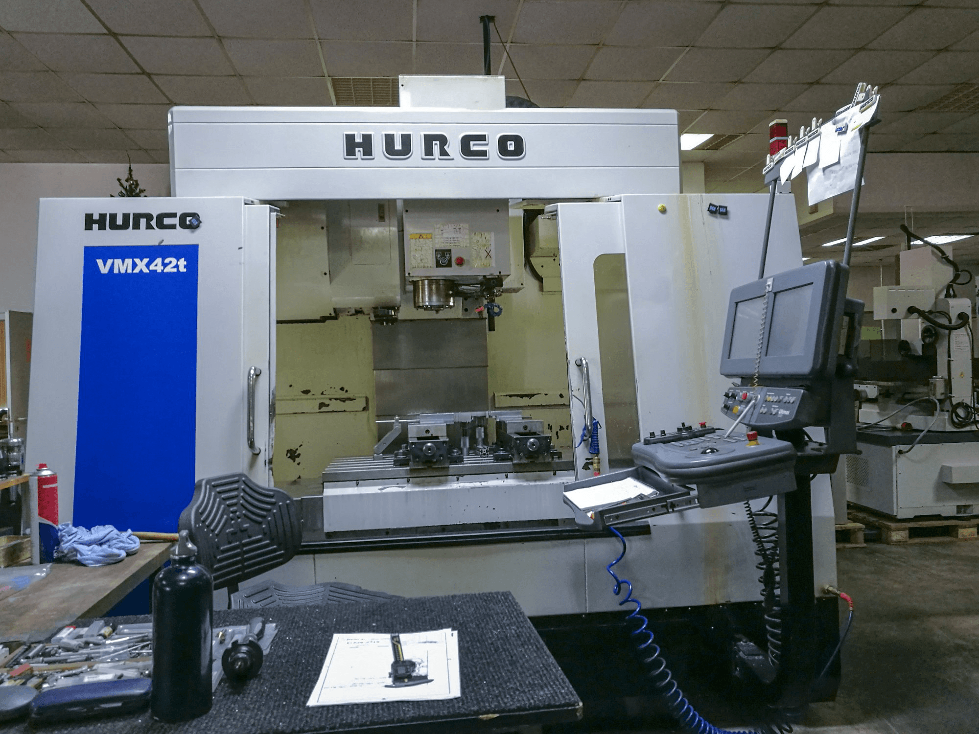 A Hurco VMX42T gép elölnézete