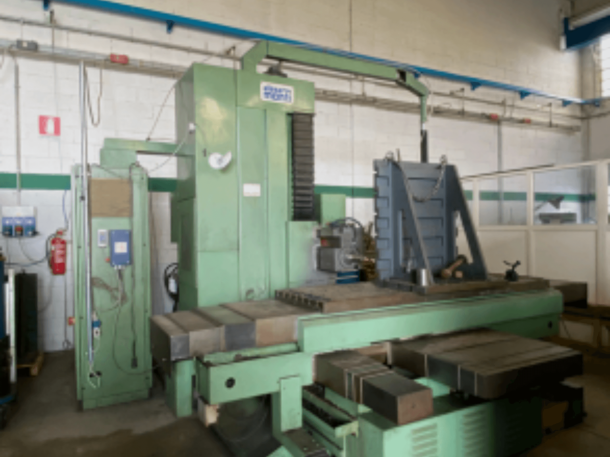 Alesa Monti MAF45 vízszintes megmunkálóközpont egy műhelyben, oldalnézetben a vezérlőpanel és a nagy munkaasztal.