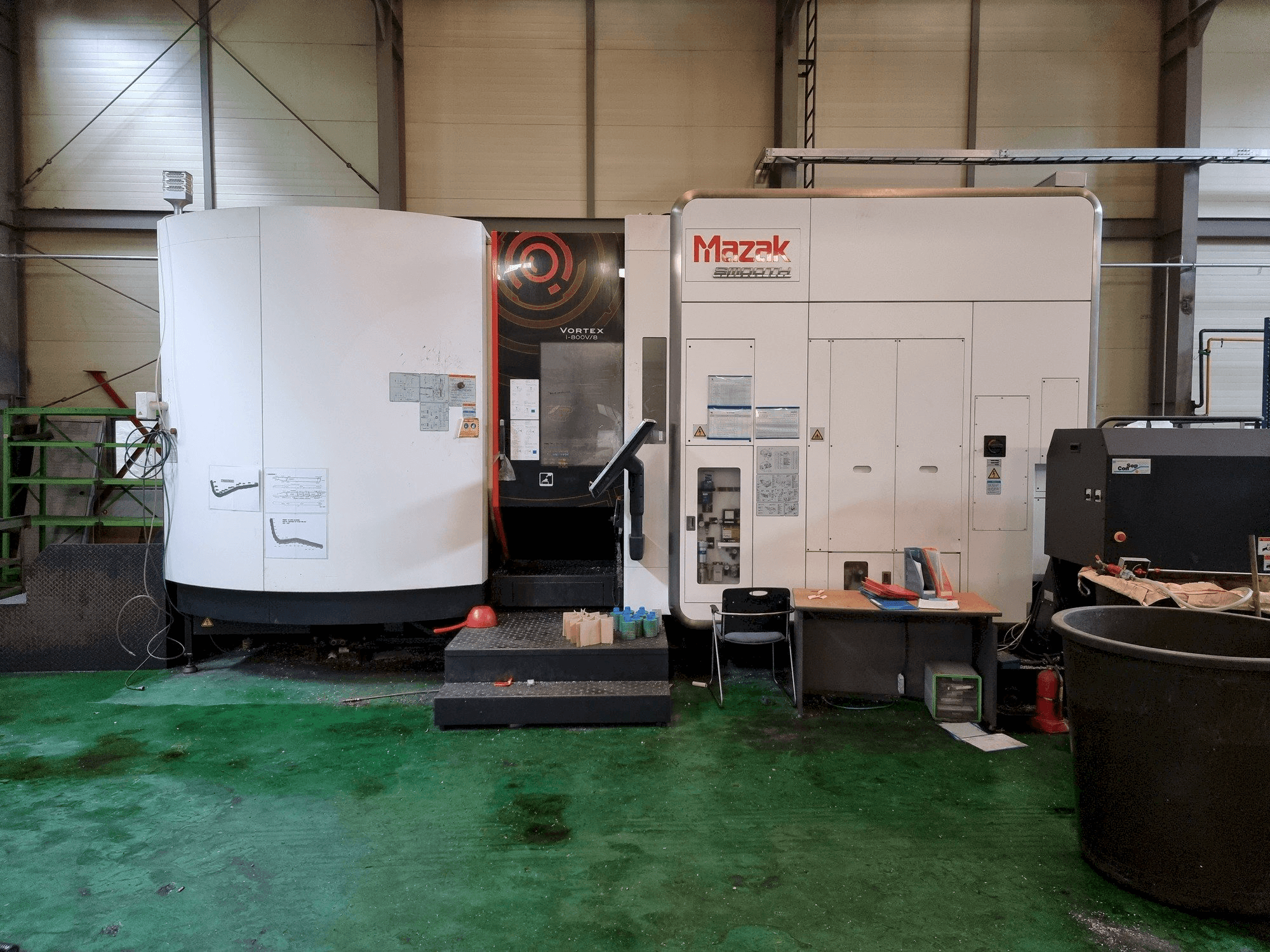 A Mazak VORTEX i-800V/8 gép elölnézete
