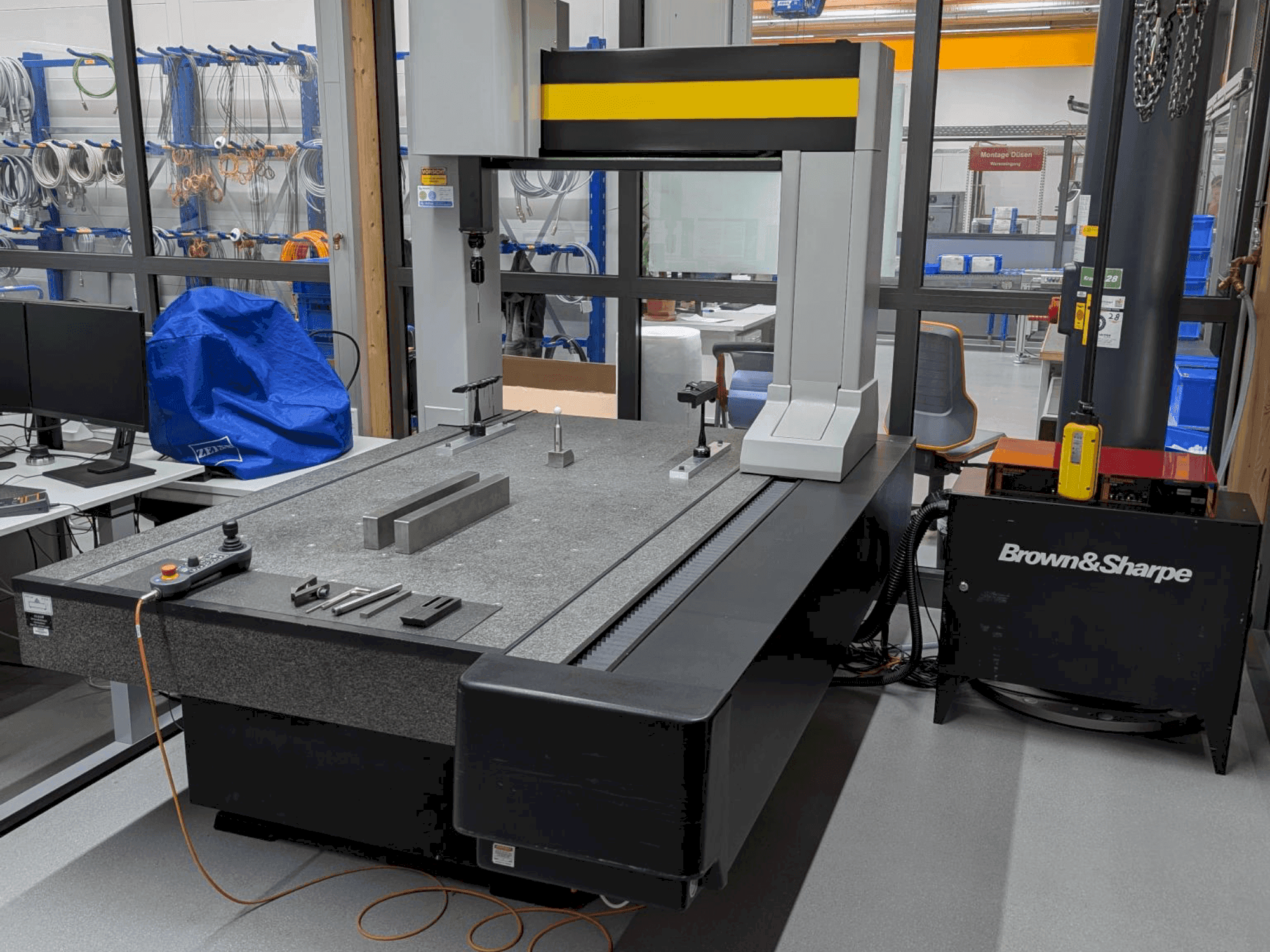 A BROWN & SHARPE Chameleon gép elölnézete