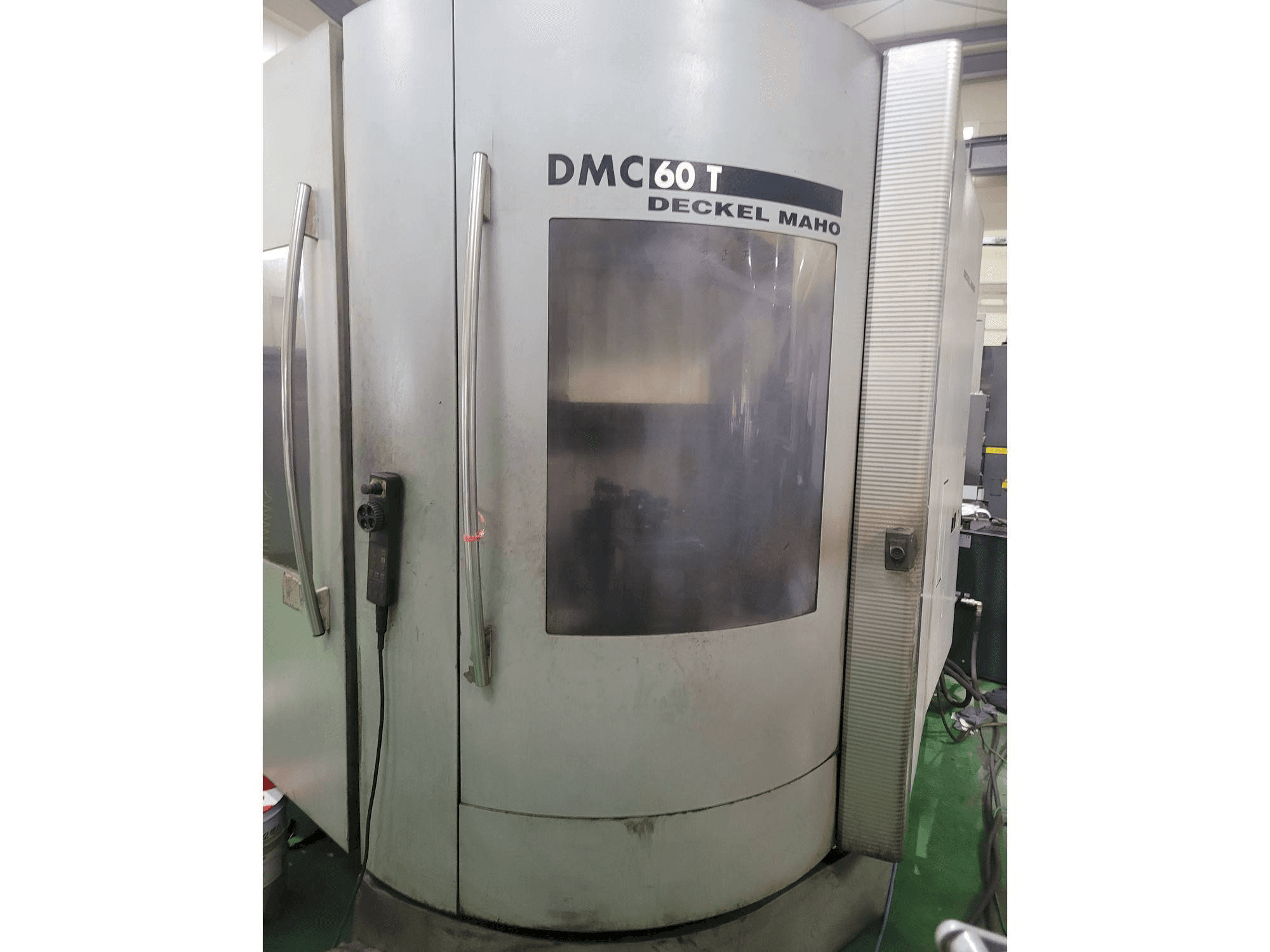 A DECKEL MAHO DMC 60 T gép elölnézete